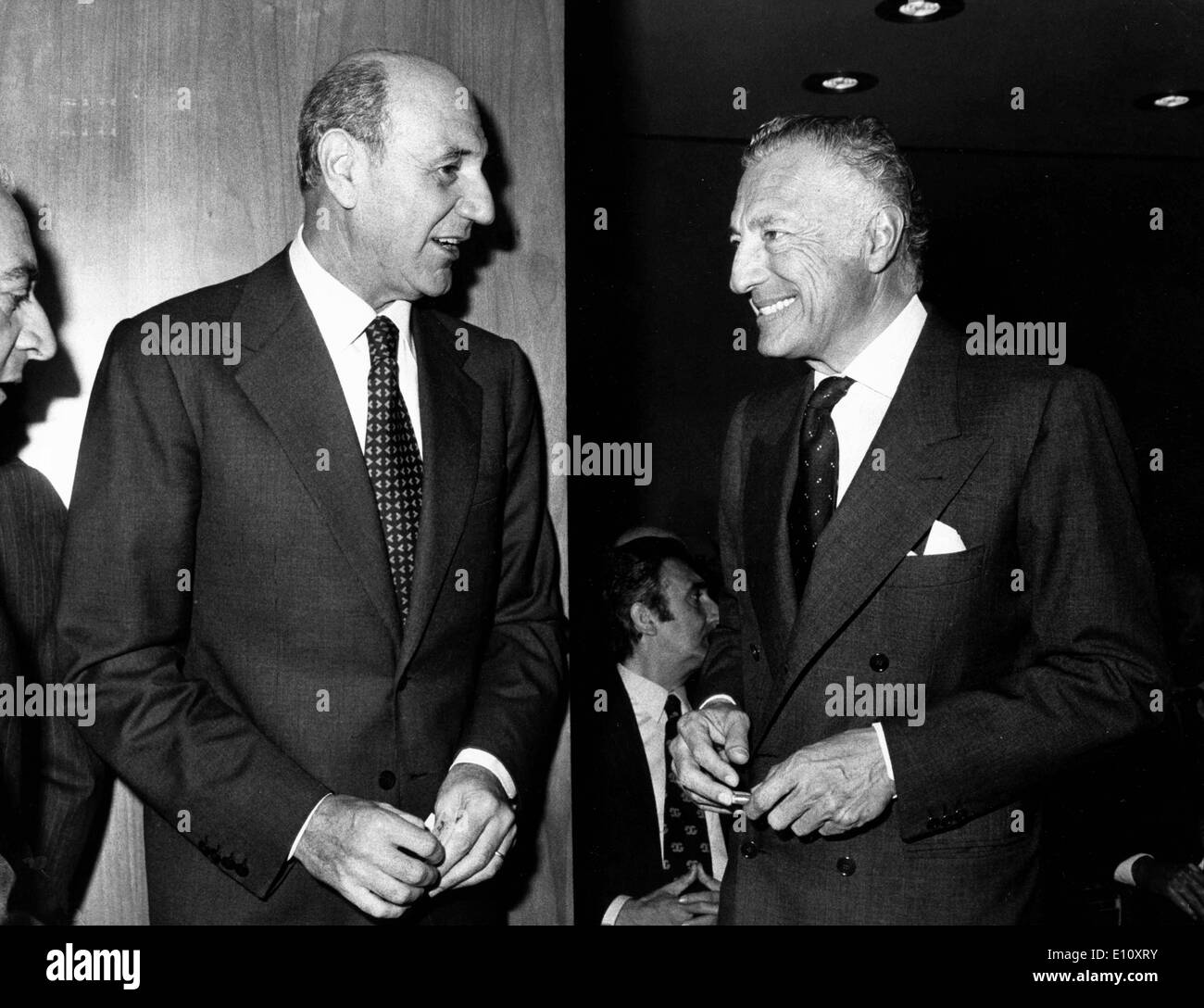 Industriellen Gianni Agnelli plaudert mit Eugenio Cefis Stockfoto