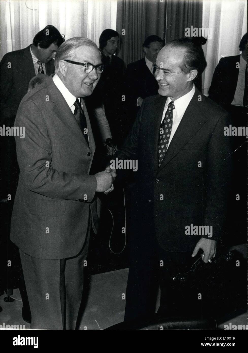 5. Juni 1974 - trafen sich die neun in Luxemburg zu versuchen, die europäische Krise lösen und auf die Anforderungen von London formuliert einen Kompromiss gefunden. Vor dem '' Kampf '', Frankreichs Minister für auswärtige Angelegenheiten schüttelt Jean Sauvagnargues (rechts) Hände mit seinem britischen Kollegen James Callaghan (links) Stockfoto