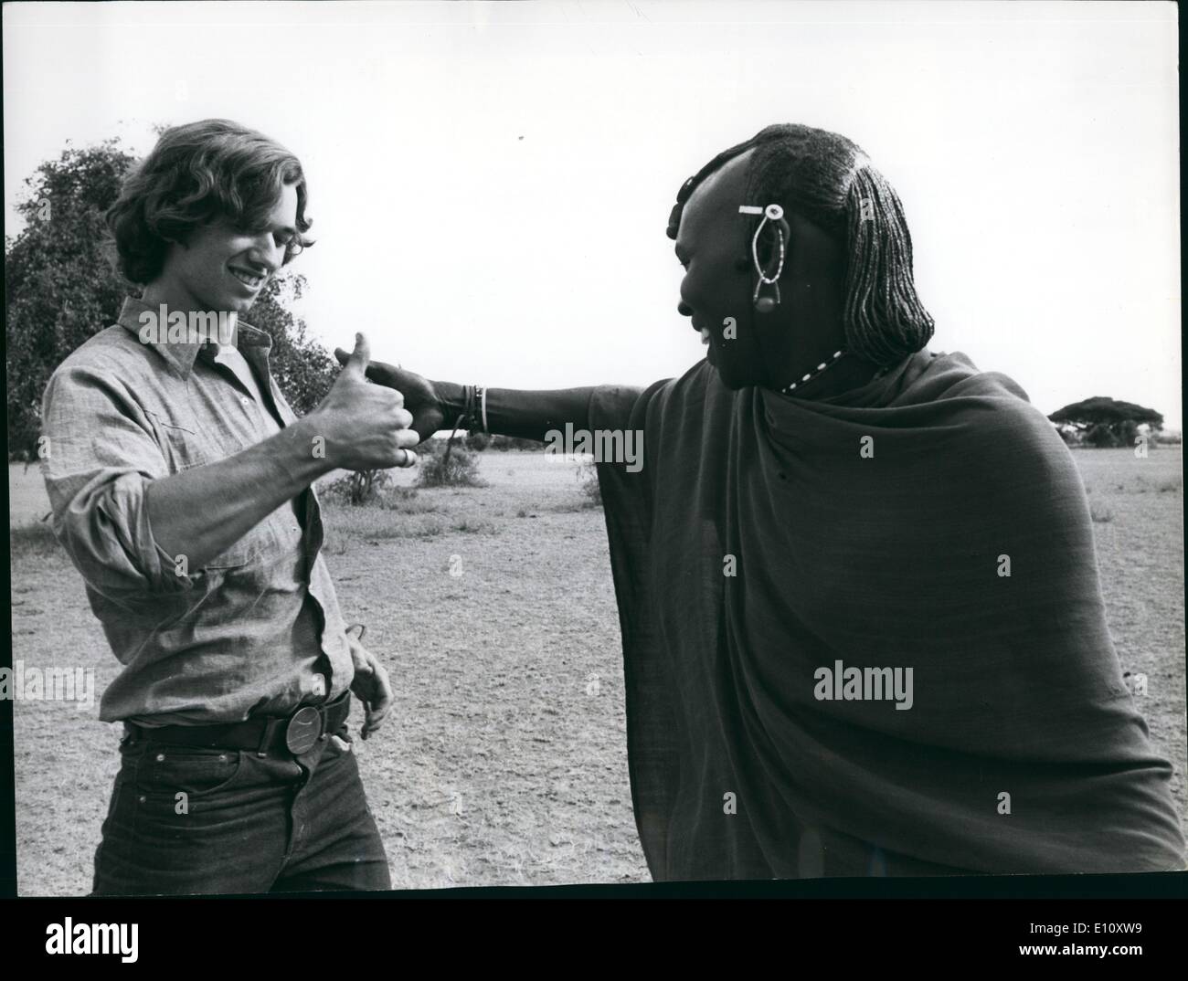 6. Juni 1974 - Bobby Kennedy Jr. in Afrika: Bobby Herausforderung getan der Morani (Krieger) über "Indian Wrestling ''; - und die jungen Krieger freuten sich über das neue Spiel. Stockfoto