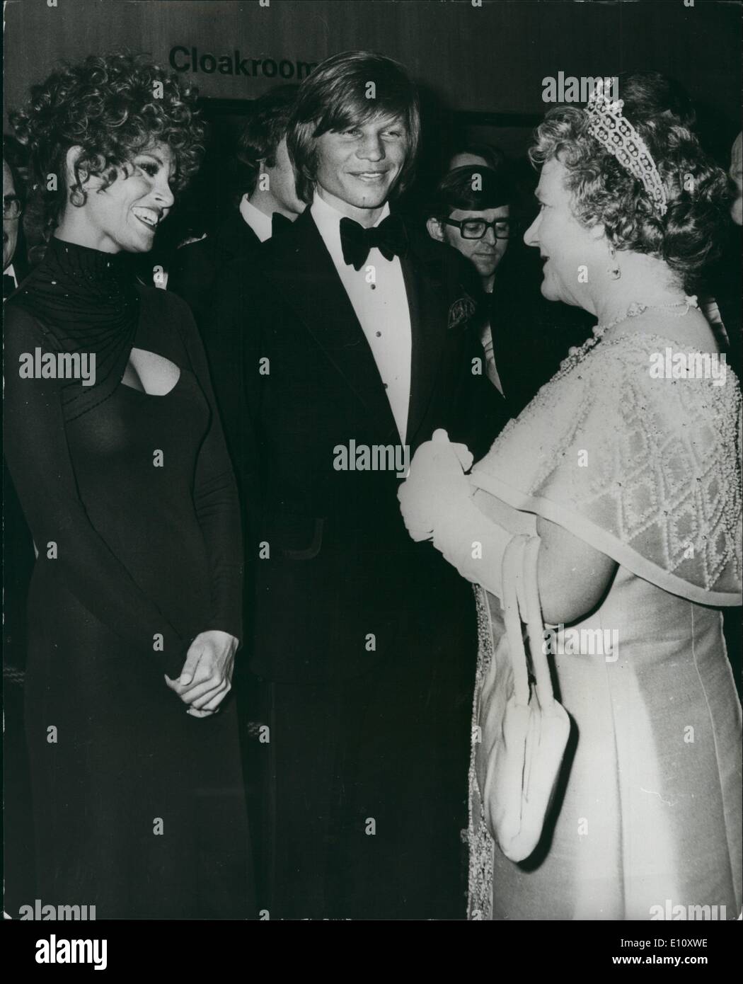 6. Juni 1974 - Königinmutter Meets Raquel Welch: Königin Elizabeth die Königin-Mutter im Gespräch mit Raquel Welch, hielt einer der Stars von die drei Musketiere vor der Vorführung des Films bei der Royal Film Performance letzte Nacht im The Odeon Leicester Square. Neben Miss Welch (der "Madame Bonanmcieux" spielt), in der Präsentation Line-up ist Michael York, der Film "D'artagnan" Stockfoto