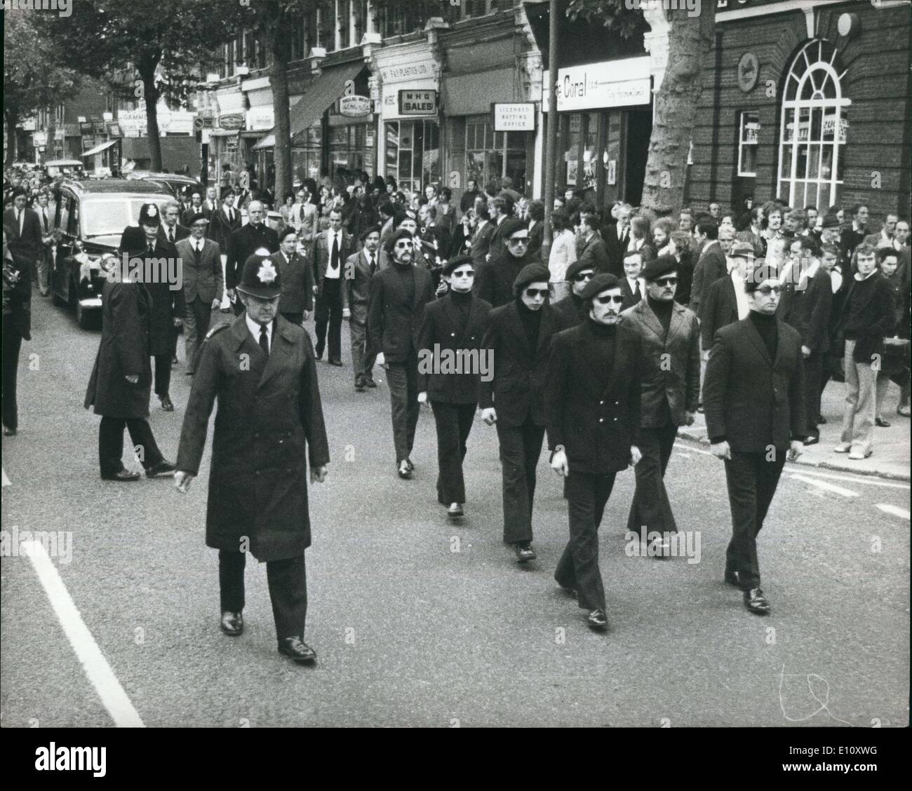 6. Juni 1974 - Ira Funeral Marsch durch London: den Körper von Michael Gaughan, die irische bewaffnete Räuber, die in Parkhurst Prison, Isle Of Wight, letzten Montag nach einem Hungerstreik 55 Tag wurde durch die Straße von London Lasat Nacht Behing eine Ehrenwache von acht Männern in schwarzen Barett vorgeführt und dunkle Gläser '' Uniform'' der Ira. Unter der Leitung von einem irischen Pfeifer kamen der Trauerzug in der Kirche des Heiligsten Herzens Jesu in Kilburn, wo ein Requien Vormittag stattfand, Stockfoto