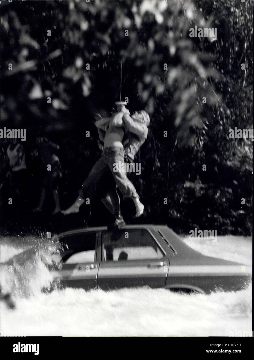 12. August 1974 - spektakuläre Rettungsaktion: Eine sehr spektakuläre Rettungsaktion fand in diesen Tagen in der Nähe von Brug im Kanton Wallis in der Schweiz. Ein Auto hat einen Unfall gehabt und fühlte mich im Schwall Wasser der Rhone. Der Hubschrauber '' Air Zermantt'' und der Schweizerischen Rettungsflugwacht kamen nur 20 Minuten nach dem Unfall auf dem Platz und die Insassen des Fahrzeuges aus ihrer gefährlichen und äußerst unangenehme Situation befreit. Foto zeigt, dass der Fahrer des Wagens für den Hubschrauber blickt. Das Auto hatte vor einen Rückgang von etwa 25 Fuß gemacht. Stockfoto