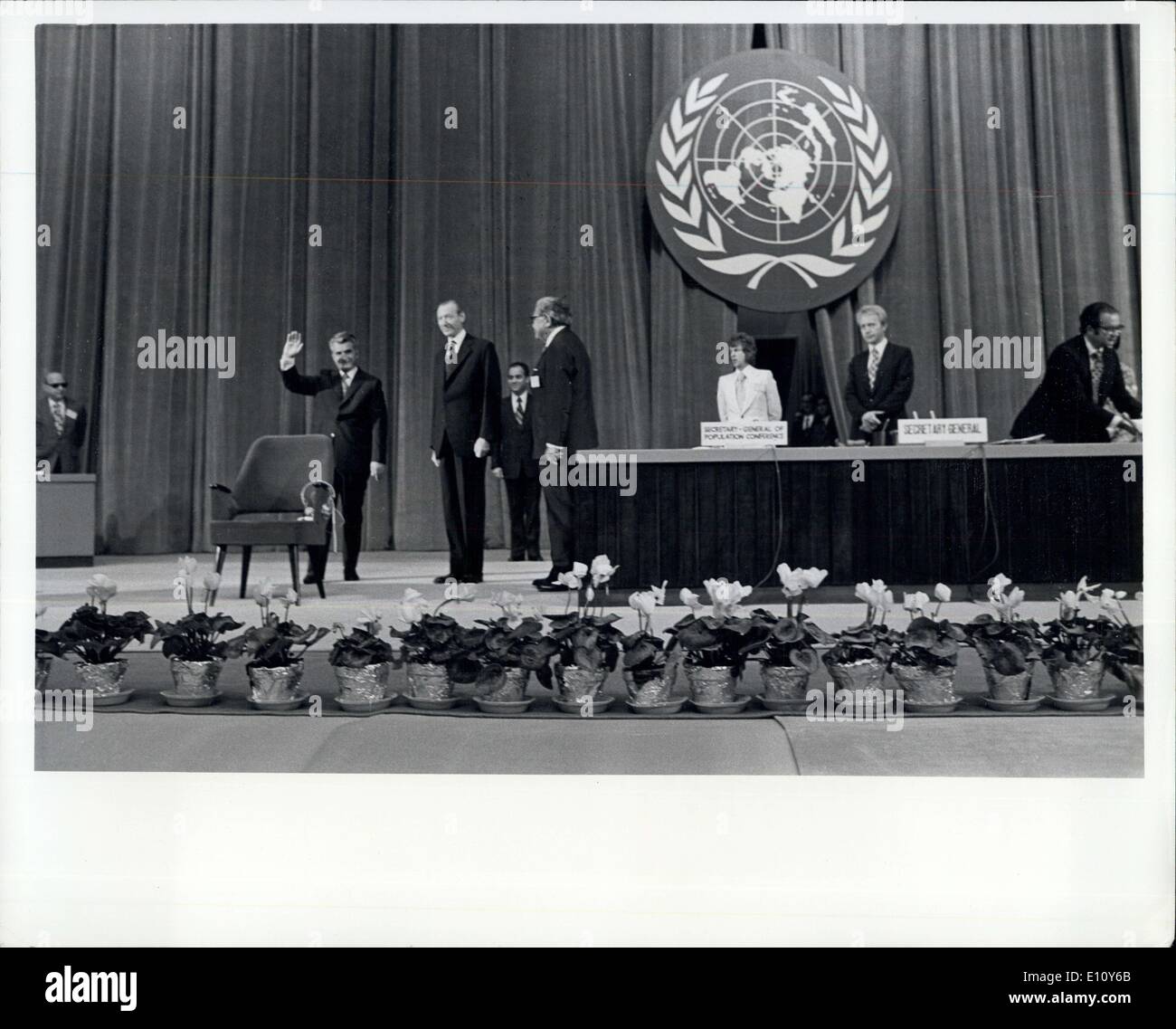 19. August 1974 - Welt Bevölkerung Konferenz öffnet in Bukarest wählt Außenminister von Rumänien als Präsident: die Vereinten Nationen Weltbevölkerungskonferenz, Zusammenführung Delegierte aus mehr als 130 Nationen für das erste globale politische Treffen auf Bevölkerungsfragen, eröffnet heute, 19. August, im Palast der Republicii, Bukarest, George Macovescu, Minister für auswärtige Angelegenheiten von Rumänien und Leiter der Delegation des Gastlandes wurde per Akklamation zum Präsidenten der Konferenz gewählt Stockfoto