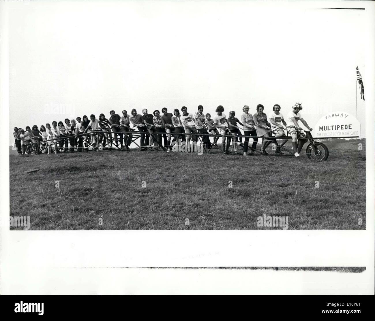 27. August 1974 - Fahrrad für 32. Nicht die Mühe, sie zu zählen-es gibt 32 davon (kleine Kinder zählen als halbe). So was tun die Menschen verfügt, Devon, war mit einem 62 ft eine Tonne Zyklus?. Rad-ihren Weg in das Guinness Buch der Rekorde, und ein bisschen Geld für die lokale Fußballmannschaft zu erhöhen. Stockfoto
