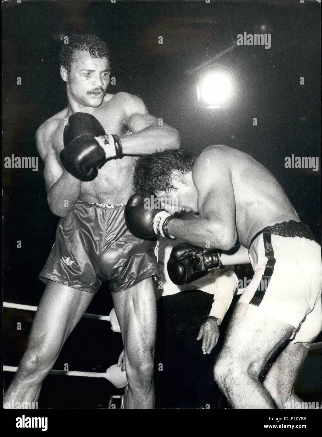 10. Oktober 1974 - ist John Conteh neuer Weltmeister. Großbritanniens John Conteh letzten Nächte gewonnen wenn schlug er Jorge Ahumada von Argentinien, rundet die freie Weltmeistertitel im Halbschwergewicht, auf mehr als 15 Punkte im Wembley-Stadion, London. Foto zeigt John Conteh (links) und Jorge Ahumada während ihrer Contest im Wembley-Stadion gestern Abend, welche Conteh nach Punkten gewann. Stockfoto