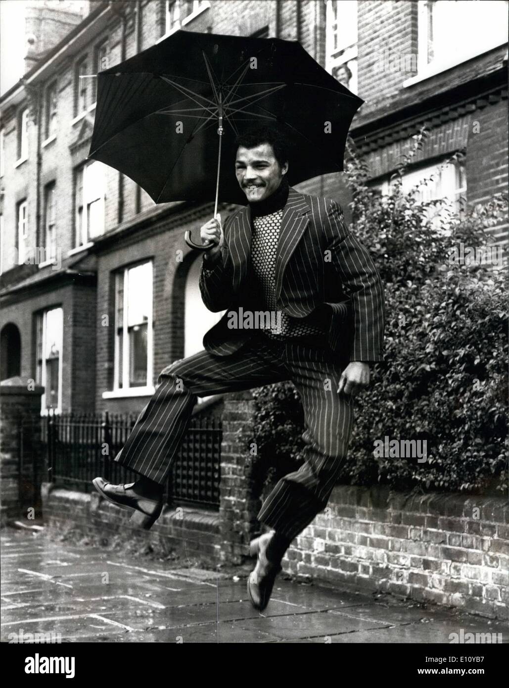 10. Oktober 1974 - entspannt Großbritanniens neue Weltmeister John Conteh in seiner Londoner Heim nach letzte Nacht Titelkampf; Großbritanniens John Conteh gewann gestern Abend die freie Welt im Halbschwergewicht Titel, wenn er Jorge Ahumada Argentiniens, auf Punkte über 15 Runden im Wembley-Stadion, London schlagen. Heute war John Dinge einfach in seinem hohen Pforte Haus in London statt. Foto zeigt im Regen - John Conteh, der neue Weltmeister schwere leichte Federung ist in schwulen Stimmung abgebildet, als er seine Heimat London-today.a verließ Stockfoto