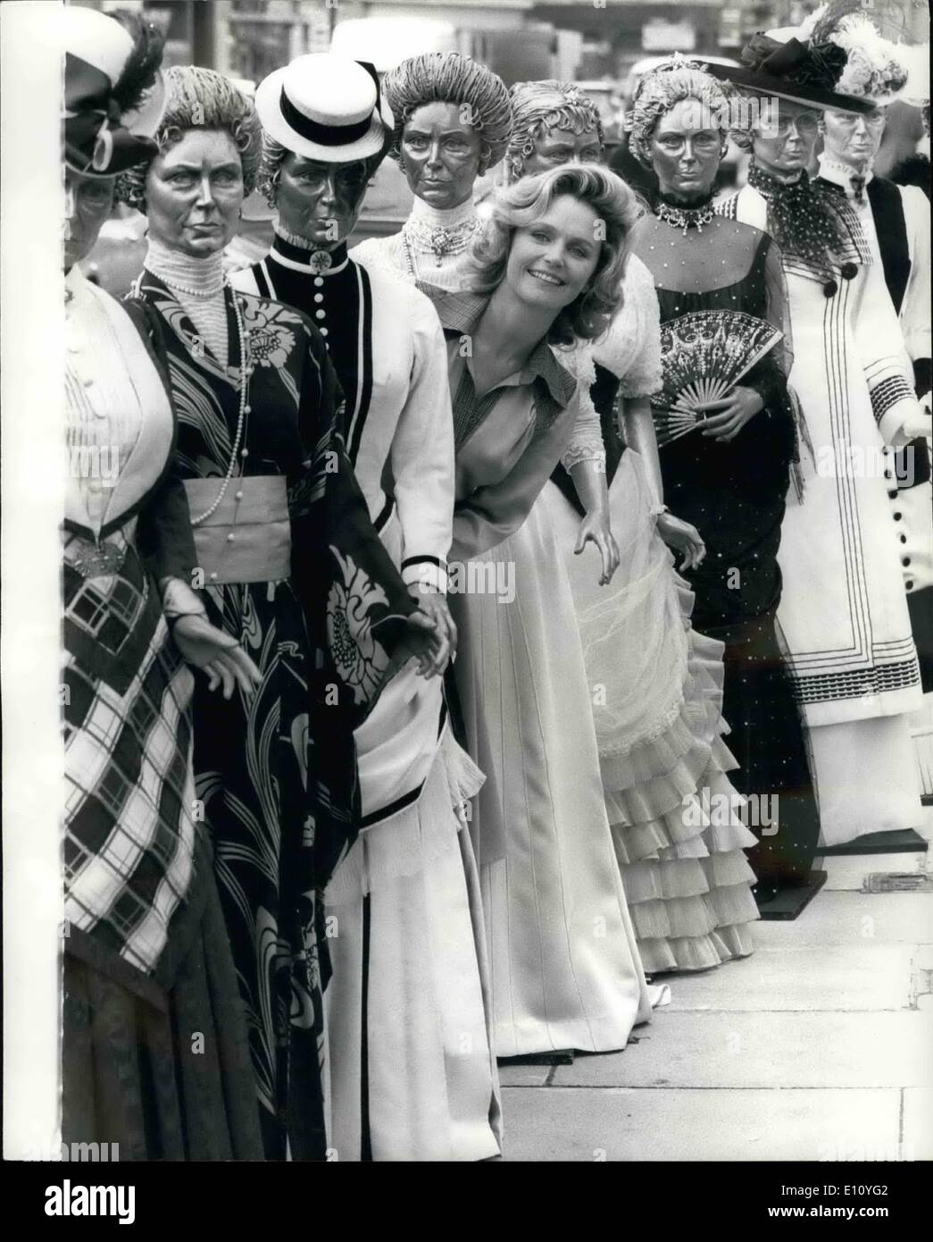 10. Oktober 1974 - spielt Schauspielerin Lee Remick, Jennie Lady Randolph Churchill In der neuen TV-Serie - besucht A Presse Empfang: Schauspielerin Lee Remick, Jennie, Lady Randolph Churchill in der neuen bevorstehenden Thames Television Serie spielt heute besuchte ein Presseempfang für eine der Episoden zu zeigen. Die Geschichte ist Gegenstand der Themse neuen Fernsehserie von sieben Stunden lange Spiele umfasst ihr drei Ehen und ihr Leben von ihren Teenager-Jahren in den frühen 1870er Jahren bis zu ihrem Tod in London im Jahre 1921. Jennie, Lord Randolph Churchill verheiratet, war die Mutter von Winston Churchill Stockfoto