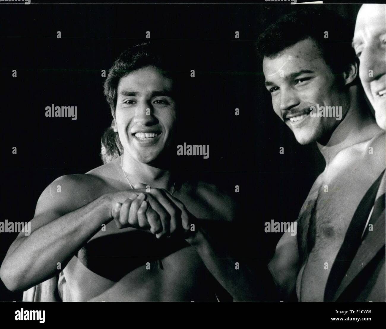 10. Oktober 1974 - wiegen In für heute Abend den Titelkampf: Großbritanniens John Conteh und Jorge Ahumada von Argentinien, gewogene-im heute für ihre Welt-Schwergewichts-Titelkampf, mit findet heute Abend legen Sie in Wembley.Phot zeigt Jorge Ahumada (left0 und John Conteh, beim heutigen wiegen-in die Hand. Stockfoto