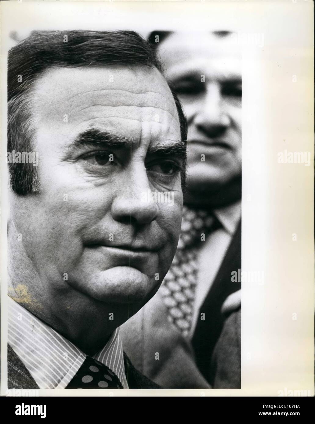 10. Oktober 1974 - Kongressabgeordnete Hugh Carey, erfolgreiche Kandidat für das Amt des Gouverneurs von New York auf einer Pressekonferenz im Rathaus während seiner Camapaign. Carey schlagen seinen republikanischen Gegner Malcolm Wilson durch eine satte Mehrheit und beendete damit eine lange republikanische Tradition im Staat New York von Nelson Rockefeller begonnen. Stockfoto