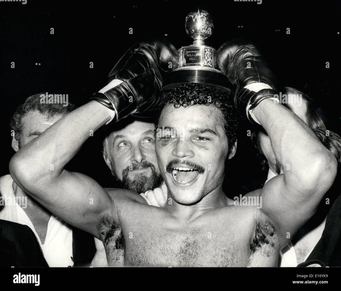 10. Oktober 1974 - Conteh ist neuer Weltmeister: Großbritanniens John Conteh gestern Abend gewann die freie Welt im Halbschwergewicht Titel, wenn er Jorge Ahumada von Argentinien über 15 Runden im Wembley-Stadion, London nach Punkten schlagen. Foto zeigt John Conteh hält seine Trophäe empor nach er-Schwergewichts-Weltmeister im Wembley-Stadion gestern Abend, als er Jorge Ahumada nach Punkten schlagen. Stockfoto