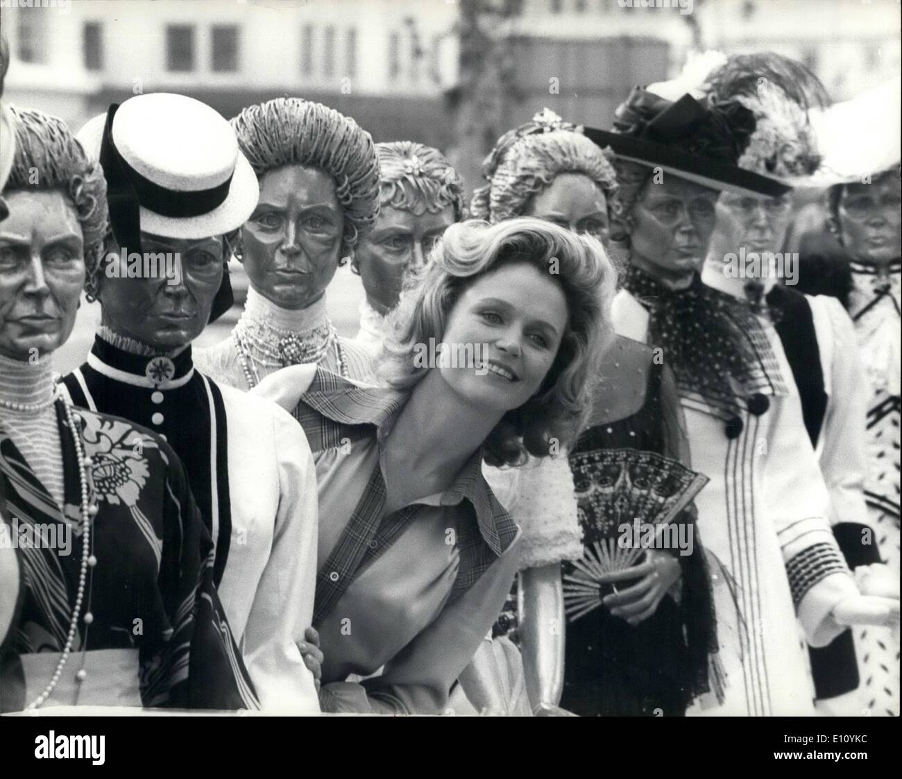 10. Oktober 1974 - besucht Schauspielerin Lee Remick, spielt Jennie, Lady Randolph Churchill In der neuen TV-Serie - ein Presseempfang: Schauspielerin Lee Remick, Jennie, Lady Randolph Churchill in der neuen bevorstehenden Thames Television Serie spielt besuchte heute einem Presseempfang für eine Vorführung einer der Episoden. die Geschichte ist, dass das Thema Thames TV neue Serie von sieben Stunden lang spielt die erstreckt sich ihr drei Ehen und ihr Leben von ihren Teenager-Jahren in den frühen 1870er Jahren bis zu ihrem Tod in London im Jahre 1921 Stockfoto