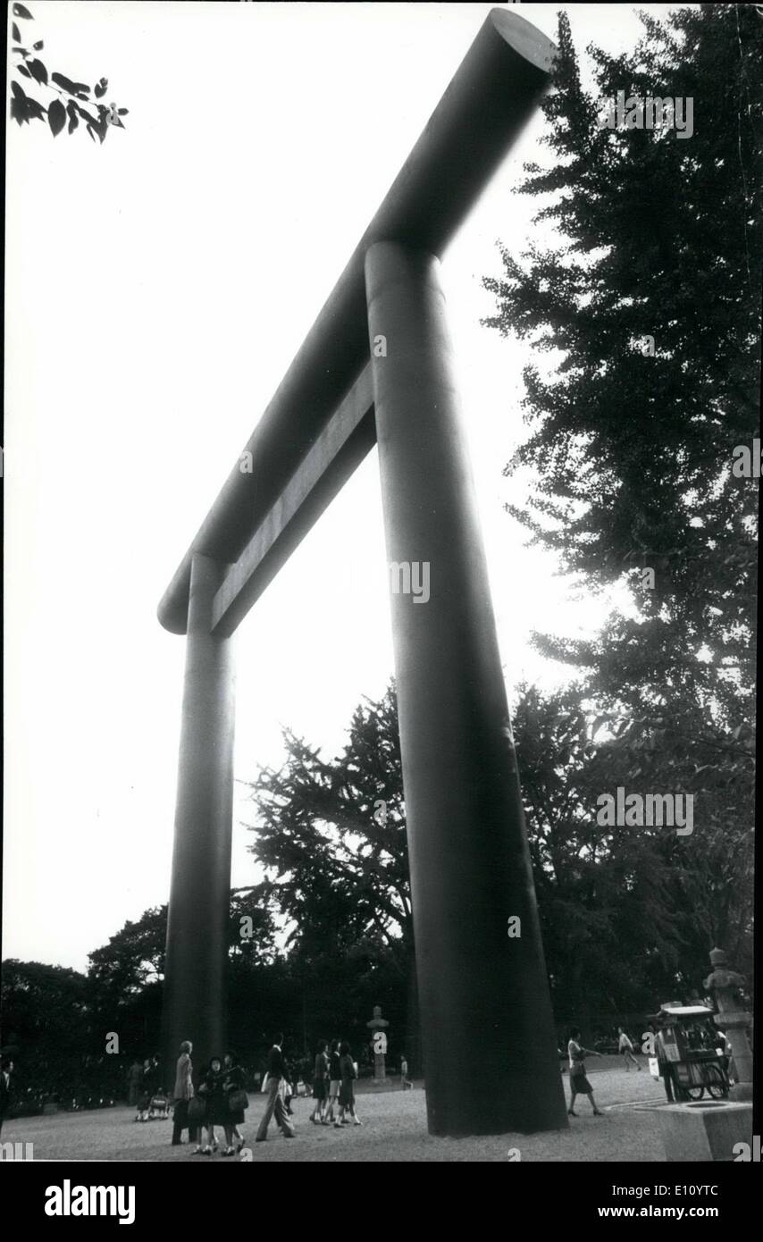 10. Oktober 1974 - Neues Tor zum Schrein japanischer Kriegsterben; Dieses 25 Meter hohe Torii (Tor) des Yasukuni-Schreins in Tokio hat das 30 Jahre alte Holztor am Eingang des Schreins ersetzt, das Millionen von japanischen Kämpfern gewidmet ist, die während der Kämpfe im Zweiten Weltkrieg getötet wurden Japanische Ex-Service-Männer gesammelt 80 Millionen Yen, (110,000) für alle Wetter Stahltor, das wiegt 100 Tonnen zu zahlen, und es ist der höchste Torri in Japan Stockfoto