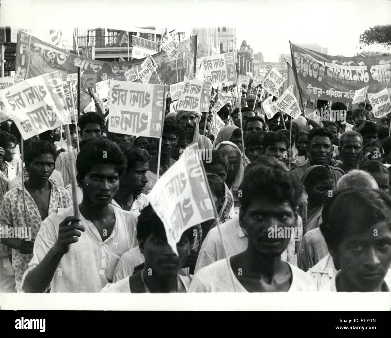 10. Oktober 1974 - Hunger März in Kalkutta: mehrere tausend Menschen vor kurzem marschieren durch zentrale Kalkutta Straßen stundenlang singen '' wir essen wollen, geben Sie uns Essen ''. Unter ihnen waren Männer und Frauen aus abgelegenen Dörfern kamen in die Stadt in Zügen und Fernbusse auf den Marsch teilnehmen. Der Marsch wurde von marxistischen Kommunisten organisiert und acht anderen linken Parteien der Regierungen auf die akute Nahrungsmittelknappheit in Westbengal Indiens vorherrschenden aufmerksam die Calcutta die Landeshauptstadt ist Stockfoto