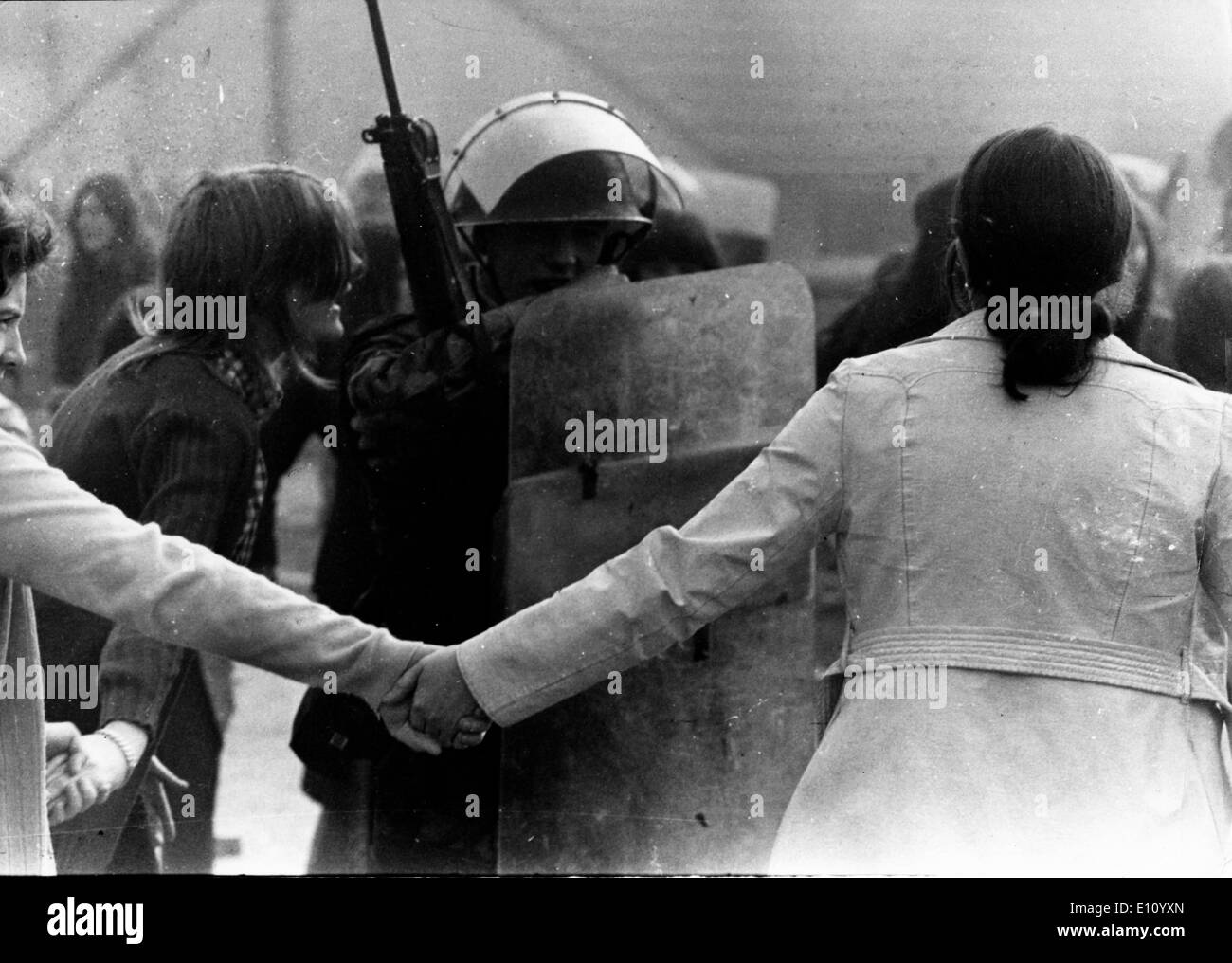 18. Oktober 1974; Belfast, Nordirland; Eine irische Frauen verspottet eine britische Truppe während Irischer Krieg von Unabhängigkeit. Stockfoto