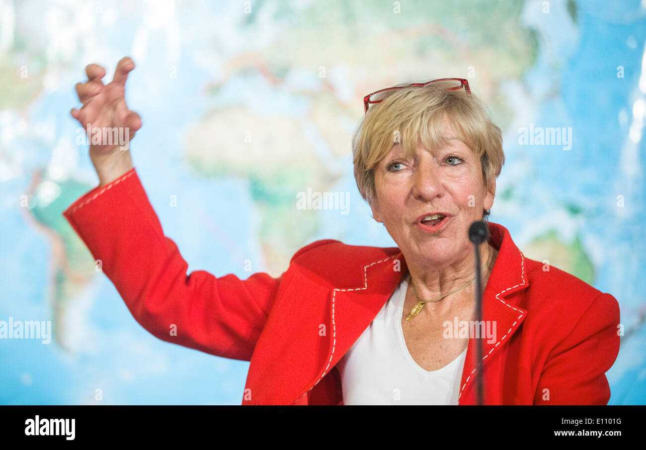 76-j hrige ehemalige Rallye-Fahrer und ehemalige Auto Autohaus Eigentümer Heidi Hetzer vor einer Weltkarte auf einer Pressekonferenz in Berlin, Deutschland, 21. Mai 2014 posiert. Heidi Hetzer plant, die Welt mit ihrem Oldtimer Auto zu bereisen. Foto: HANNIBAL/dpa Stockfoto