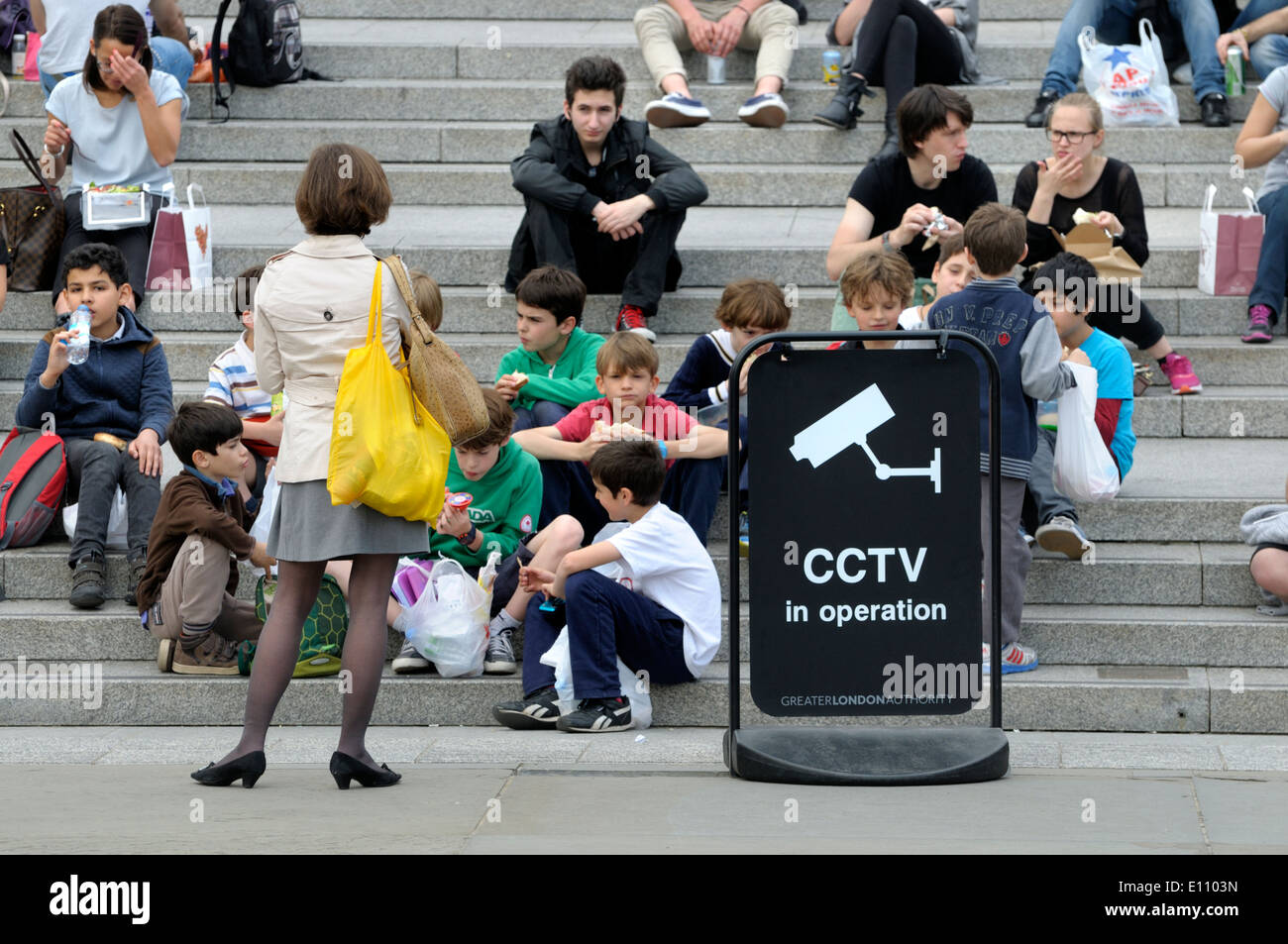 London, England, Vereinigtes Königreich. Menschen entspannen Sie sich auf die Stufen führen vom Trafalgar Square, National gallery Stockfoto