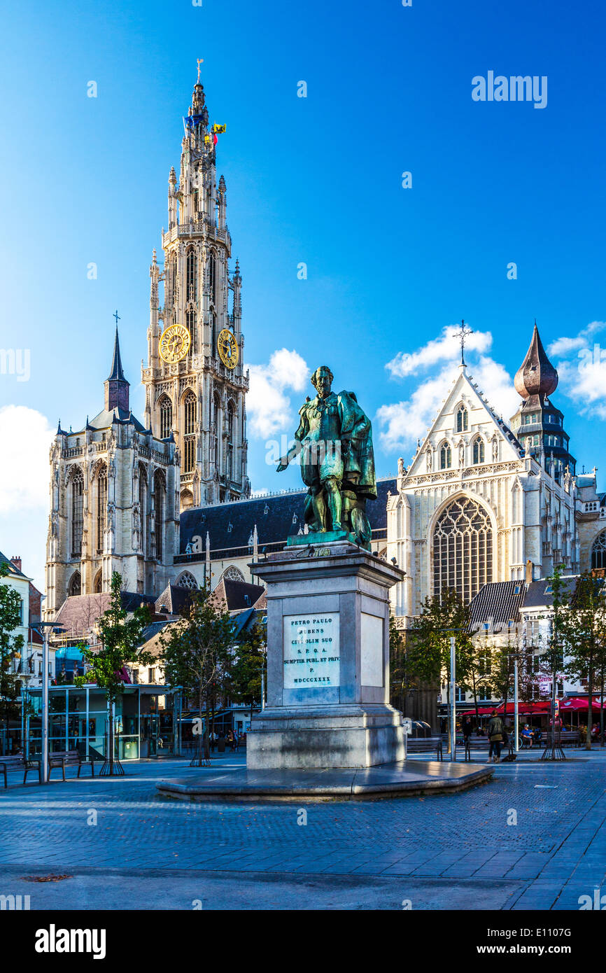 Statue des Malers Rubens und die gotische Kathedrale Notre-Dame in Groenplaats, Antwerpen Stockfoto