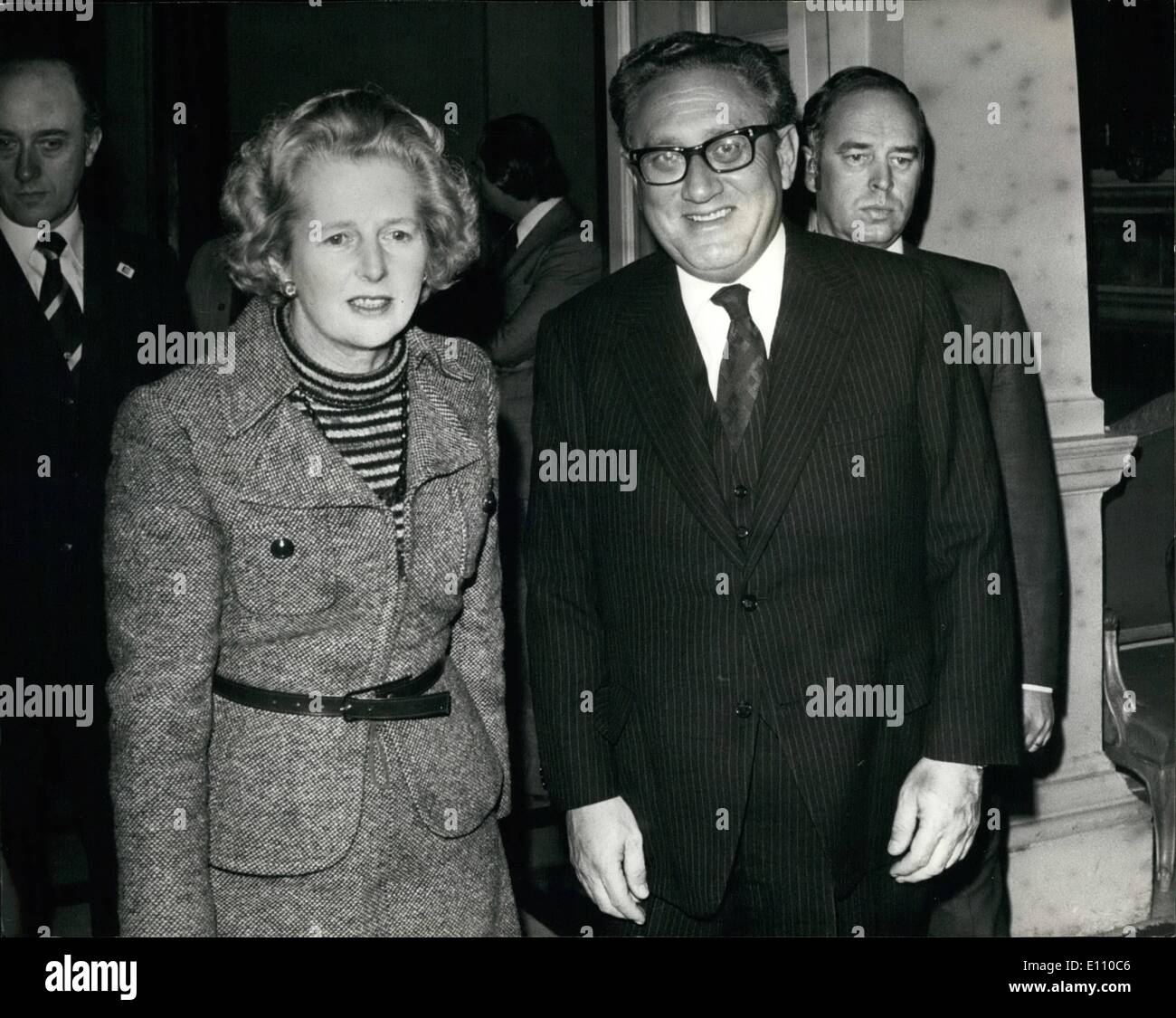 2. Februar 1975 - trifft Dr.Kissinger Mrs.Thatcher. Dr.Henry Kissinger, US-Außenministerin traf heute Morgen Frau Margaret Thatcher, neuer Führer der konservativen Partei im Claridge; s Hotel, London, wo sie ein Frühstück hatte Zeit treffen. Foto zeigt Dr.Henry Kissinger und Frau Margaret Thatcher Claridge abgebildet ist heute Morgen. Stockfoto