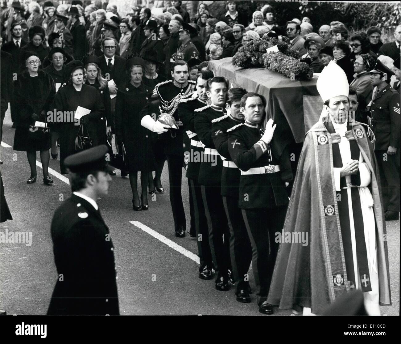 2. Februar 1975 - Beerdigung des Herzogs von Norfolk. Die Beerdigung von des Herzogs von Norfolk, der am vergangenen Donnerstag starb, fand heute statt. Ein Requiem Masse fand in Arundel römisch-katholische Kathedrale, bei denen war die Königin von Prinzessin Alexandra vertreten. Außerdem besuchte Prinz Charles. Das Requiem Masse folgte eine private Beerdigung in der Fitzalan-Kapelle auf dem Gelände des Arundel Castle. Foto zeigt:-der Sarg erfolgt von der Kathedrale entfernt, die Kapelle, gefolgt von der Herzogin von Norfolk und ihre vier Töchter, Lady Anne Fitzalan-Howard, Lady Mary, Lady Sarah und Lady Jane. Stockfoto