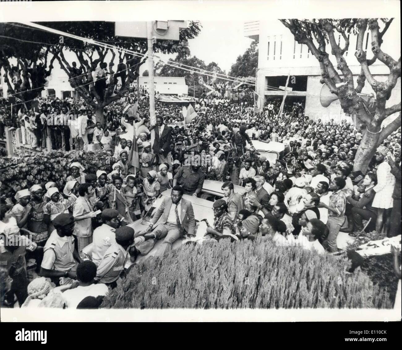 3. Februar 1975 - Dr. Savimba gegeben, große herzlich willkommen bei der Ankunft in Angola.: Dr. Jonas Maltheiro Savimba, der Führer der Befreiungsbewegung UNITA (Uniao Nacional Para a Independencia Total de Angola), der einer der wichtigsten Persönlichkeiten der Austral afrikanischen, erhielt eine enorme willkommen als er ankam vor kurzem in Nova Lisboa, Angola, der größten Portugals afrikanischen Provinzen, erhält seine Unabhängigkeit am 11. November dieses Jahres. Dr Stockfoto