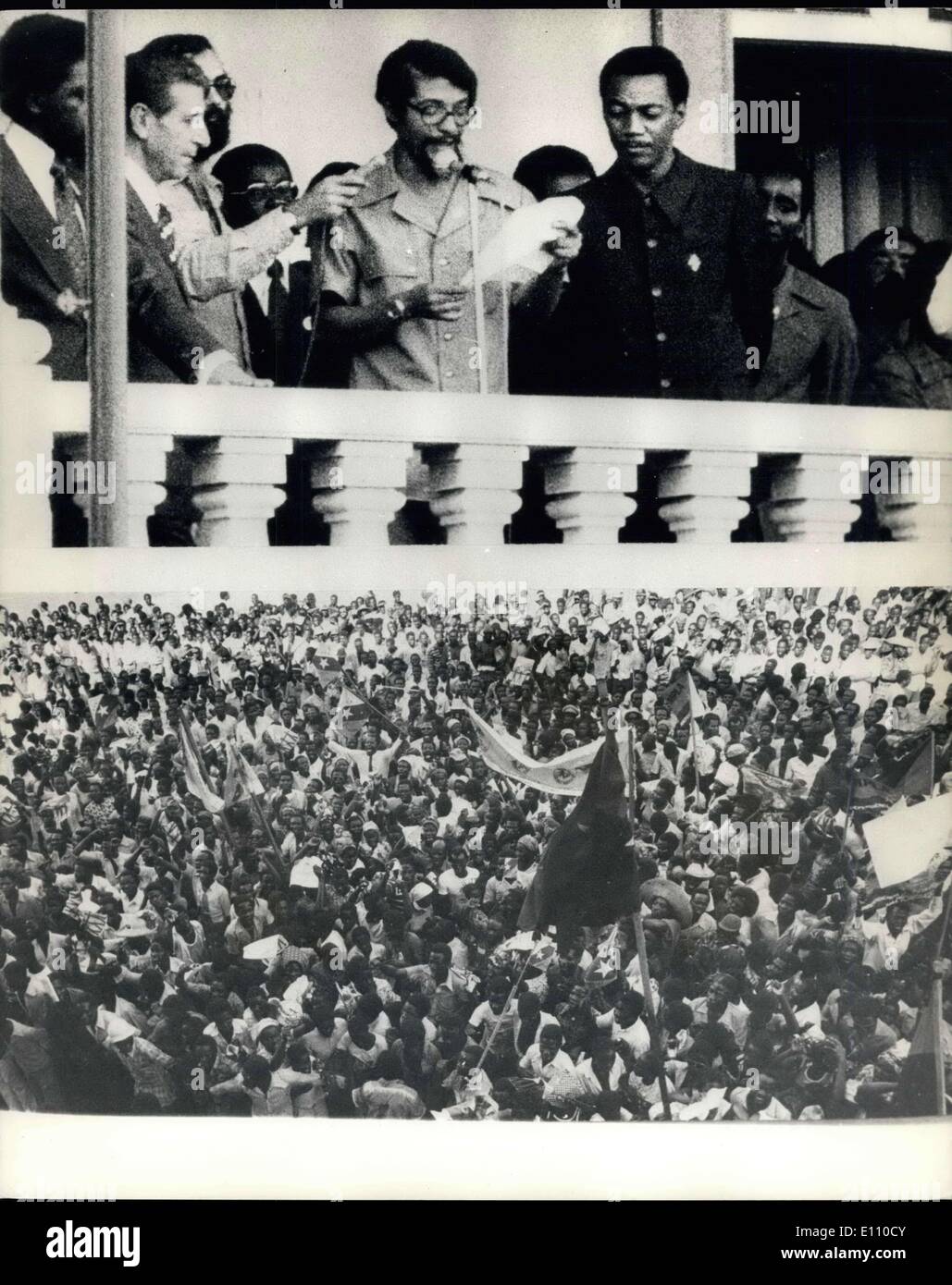 5. Februar 1975 -, Übergangsregierung für Angola? Portugal vor kurzem übergab die Macht an eine afrikanische dominierten Übergangsregierung, die Angola im November in voller Unabhängigkeit führt. Die neue Regierung bilden drei angolanischen Befreiungsbewegungen? die Volksbewegung für die Befreiung Angolas (MPLA), die Nationale Front für die Befreiung von Angola (FNLA) und der nationalen Union für die totale Befreiung von Angola (UNITA). Foto zeigt: Dr. Manuel Rui Monteiro (MPLA), Minister für Information, im Gespräch mit den Menschen in Luanda, Angola Stockfoto