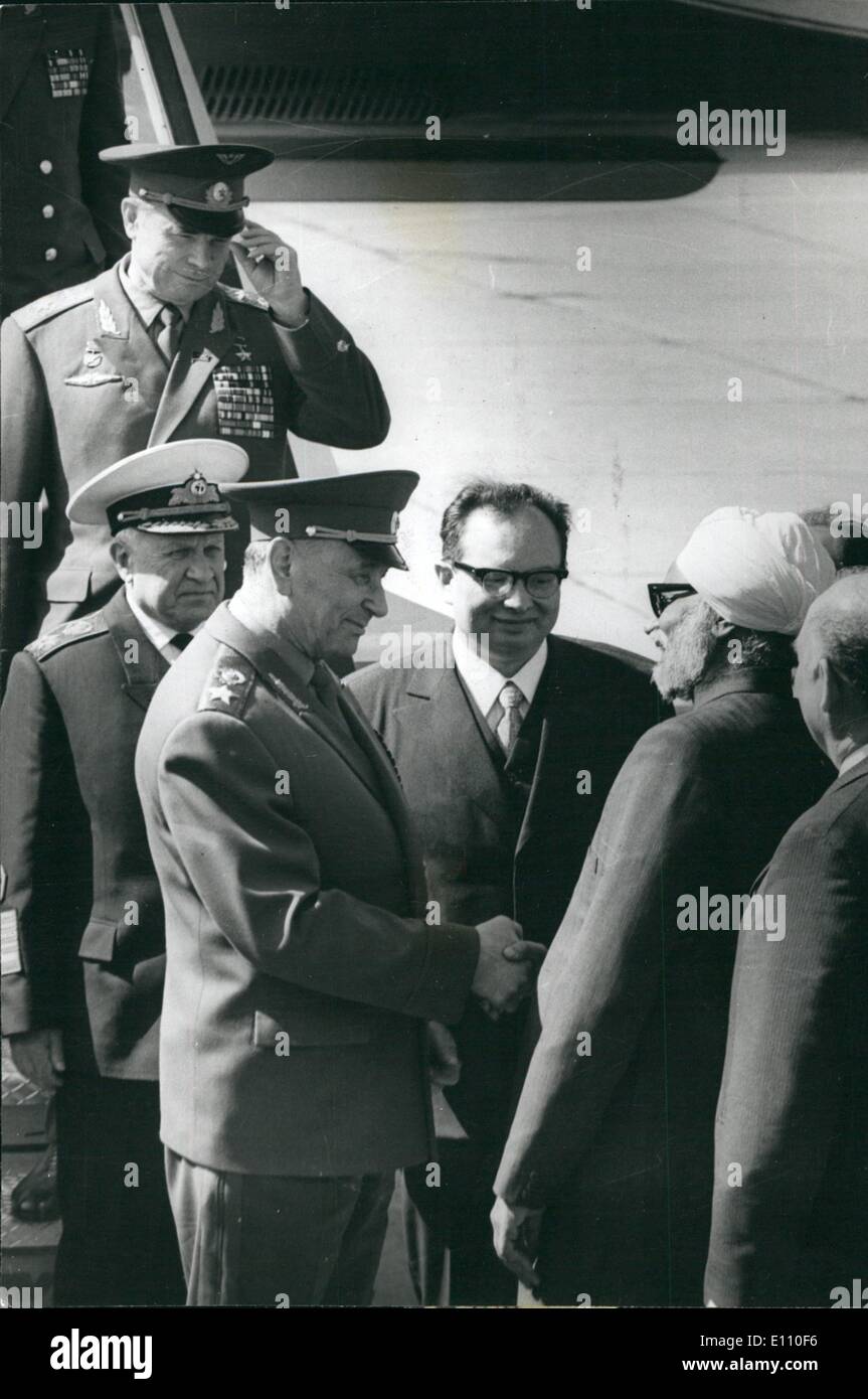 24. Februar 1975 - die sowjetische Verteidigungsminister Marschall Gretschko und die Chefs der sowjetischen Marine und Luftwaffe Admirals G. Goreshkov und Air Chief Marshal P.S. Koutakhov von der Union Defence Minister Sardar Swaran Singh am Palam-Flughafen in New Delhi am Montagmorgen, 24. Februar 1975 empfangen werden. Stockfoto
