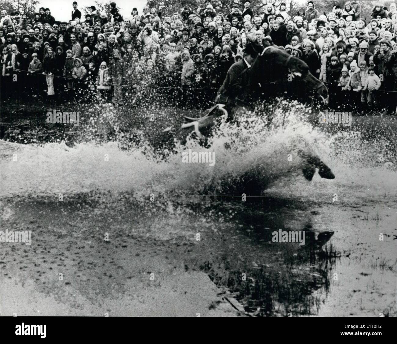11. November 1974 - dänischen Fürsten besuchen: Prinz Henrik von Dänemark und seine Söhne Prinz Frederik und Prinz Joachim, gehörten auch Tausende von Schaulustigen, die Teilnahme an der traditionellen "Hudertus-Jagt" in denen eine große Anzahl von Huntemen jagen zwei "Füchse" - zwei Reiter mit einem Fuchsschwanz an der Schulter, in einem Wald nördlich von Kopenhagen gebunden. Eines der "Füchse", Mr.Otto Lerche wurde von seinem Pferd geworfen, bei dem Versuch, einen großen Pool von Wasser - sehr zur Belustigung der drei Fürsten verhandeln. Foto zeigt Herr Stockfoto
