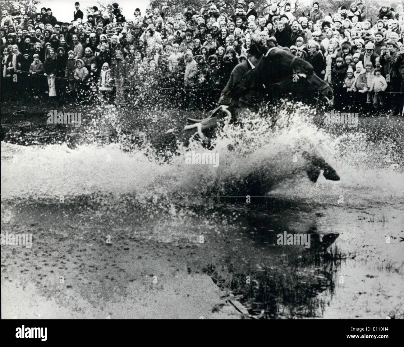 11. November 1974 - dänische Prinz besuchen Hubertus Hunt: Prinz Henrik von Dänemark Ad seine Söhne Prinz Frederik und Prinz Joachim, zählten Tausende von Schaulustigen, die Teilnahme an der traditionellen "Hubertus-Jagt" - in denen eine große Anzahl von Jäger zwei "Füchse" zwei Fahrer mit einem Fuchsschwanz gebunden an die Schulter, in einem Wald nördlich von Kopenhagen jagen. Eines der "Füchse" wurde Herr Otto Lrche von seinem Pferd geworfen, bei dem Versuch, einen großen Pool von Wasser - sehr zur Belustigung der drei Fürsten verhandeln. Foto zeigt: Herr Stockfoto
