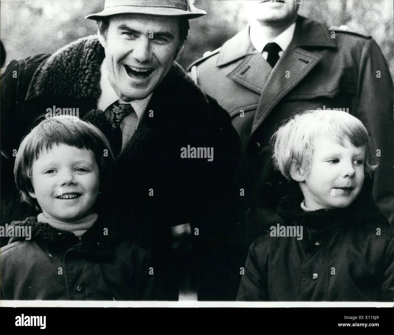 11. November 1974 - dänischen Fürsten besuchen Hubertus Hunt.: Prinz Henrik von Dänemark waren seine Söhne, Prinz Frederik und Prinz Joachim, unter Tausenden von auf Zuschauer, die Teilnahme an der traditionellen "Hubertis-Jagt; -Ihn, die eine große Anzahl von Jäger jagen zwei "Füchse" - zwei Reiter mit einem Fuchsschwanz an ihre Schulter gebunden - in einem Wald nördlich von Kopenhagen. eines der "Füchse", Herr Otto Lerche wurde von seinem Pferd geworfen, bei dem Versuch, einen großen Pool von Wasser - sehr zur Belustigung der drei Fürsten verhandeln. Foto zeigt Prinz Henrik mit Prinz Frederik und Prinz Joachim, lachend sehen Herr Stockfoto