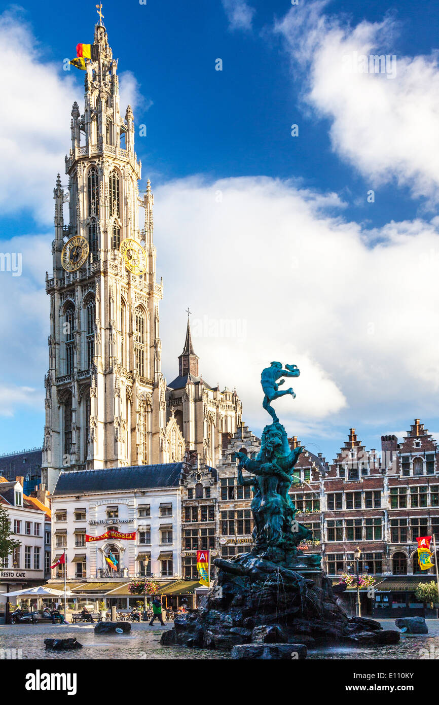 Die Brabo-Brunnen und die Kathedrale Notre-Dame in der Grote Martk, Hauptplatz in Antwerpen, Belgien. Stockfoto