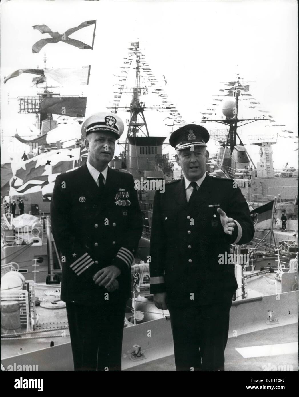 3. März 1975 - US Marine Kapitän nimmt Befehl der Nato Standing Naval Force Atlantic.: Kapitän Arie Sigmond, von der United States Navy (links), der gestern von der Nato Standing Naval Force Atlantic bei einer Zeremonie in Portsmouth, Befehl von Commodore D.N Mainguy von Kanada (rechts) übernahm. Die Kraft besteht aus Schiffe aus sechs Nato-Nation. Stockfoto