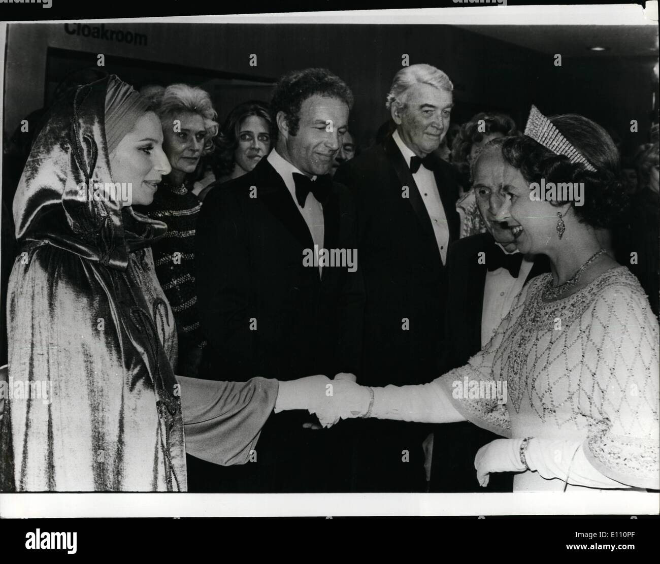 3. März 1975 - Königin trifft Barbara Streistand am Premier: HM The Queen treffen Barbara Streisand als sie das Royal besuchte Stockfoto