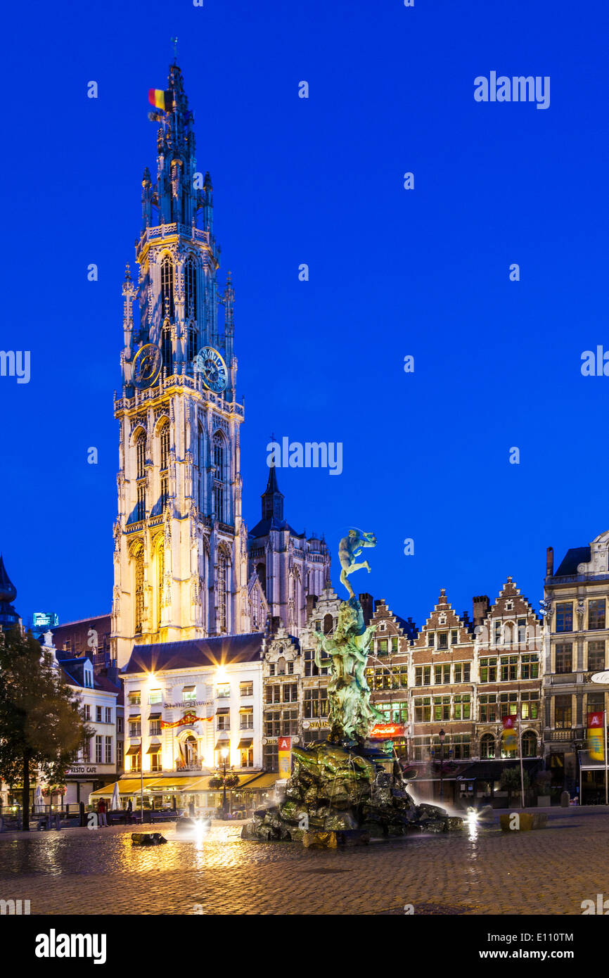 Die Brabo-Brunnen und die Kathedrale Notre-Dame in der Grote Martk, Hauptplatz in Antwerpen, Belgien. Stockfoto