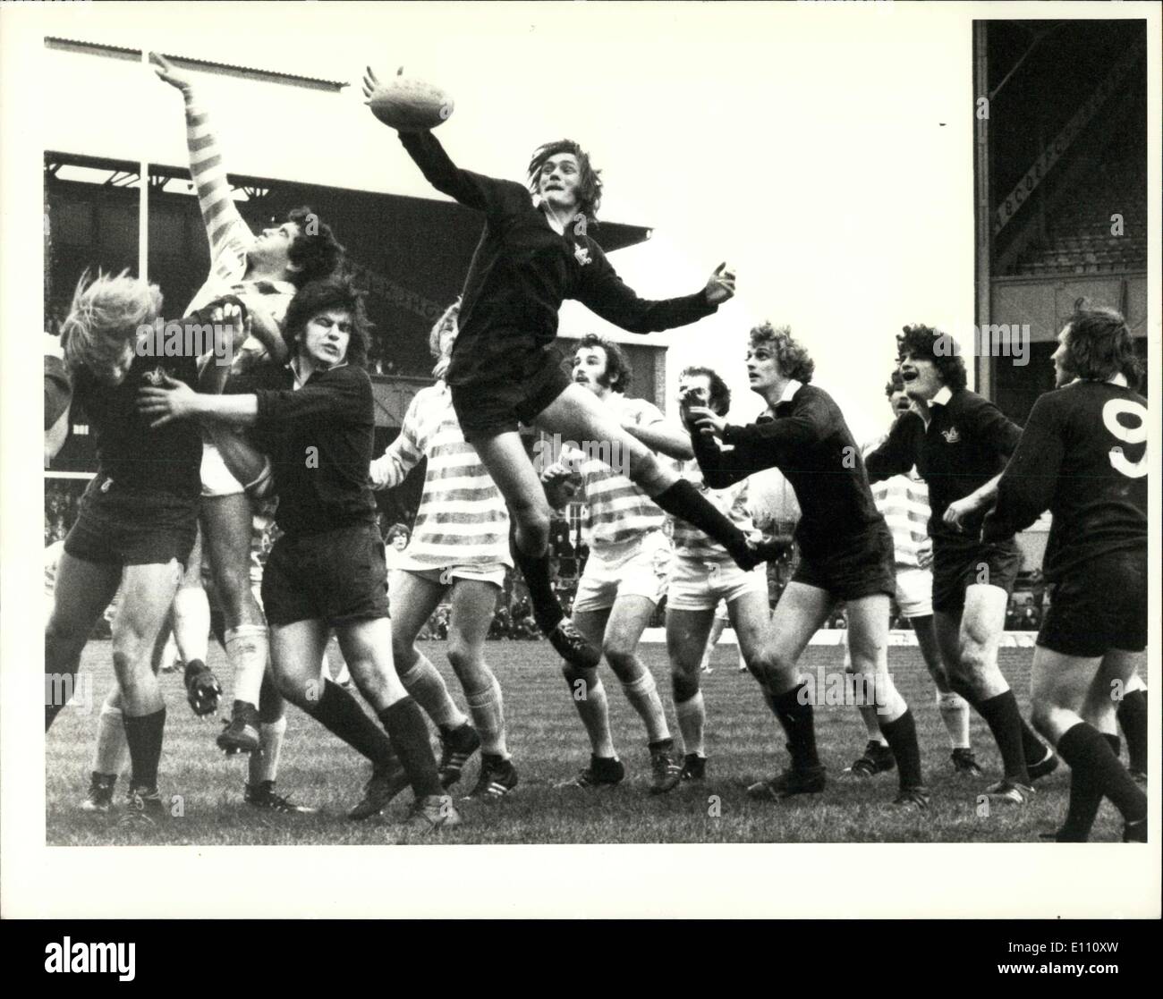 10. Dezember 1974 - Cambridge gewinnt Varsity Spiel: Aktion während einer Line-out in Twickenham, entsprechen London, Dienstag, während ein Line-out in Oxford und Cambridge Universität Rugby. Cambridge gewann 16-15. Stockfoto