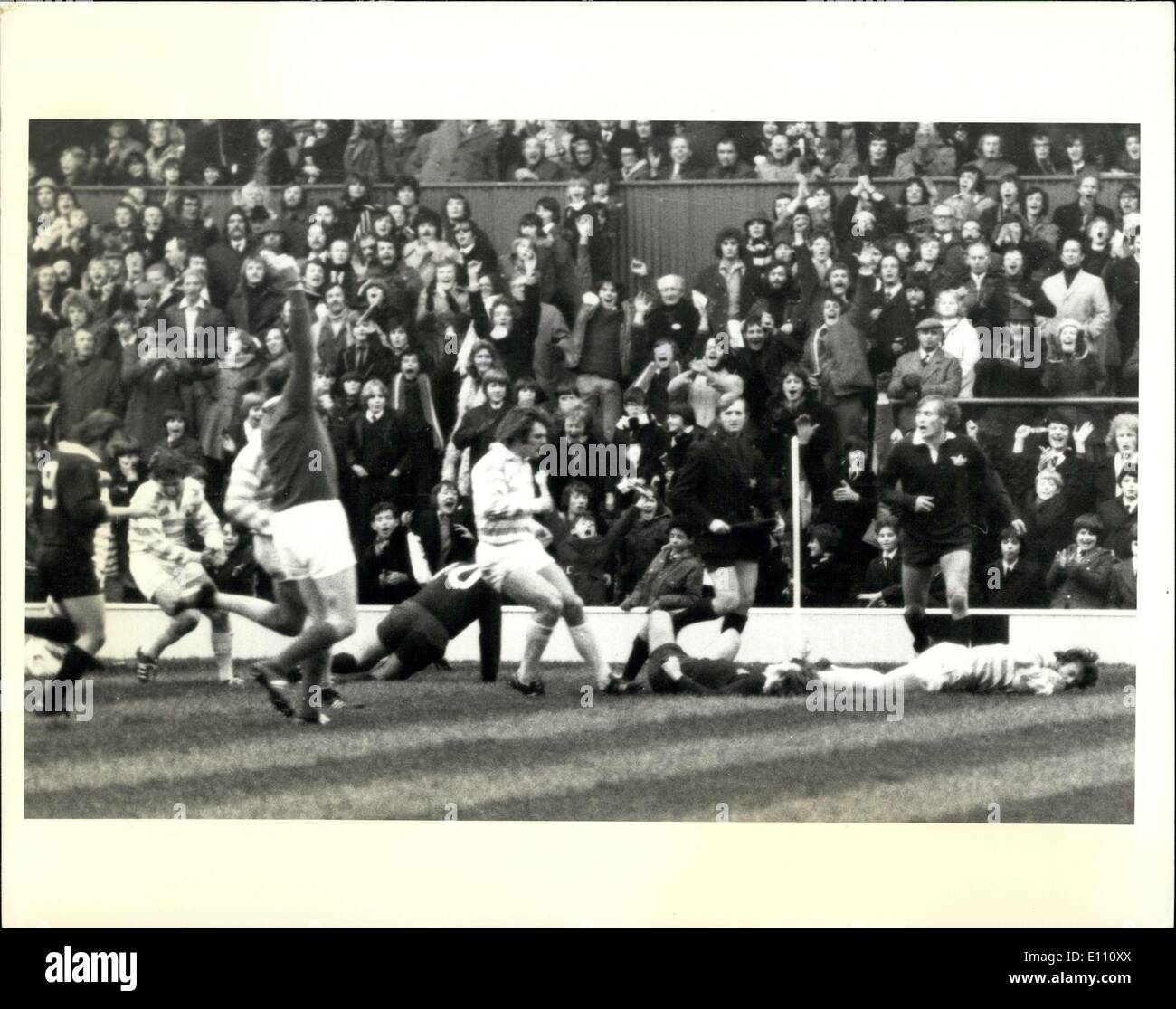 10. Dezember 1974 - Cambridge gewinnt Varsity Spiel Rugby: A.j. Hignell der Universität Cambridge (rechts) liegt anfällig auf dem Boden in Twickenham, London, Dienstag, Dez. 10 nach scoring einen Versuch in den letzten Minuten des Spiels gegen Oxford Universität. Cambridge gewann 16-15. Stockfoto