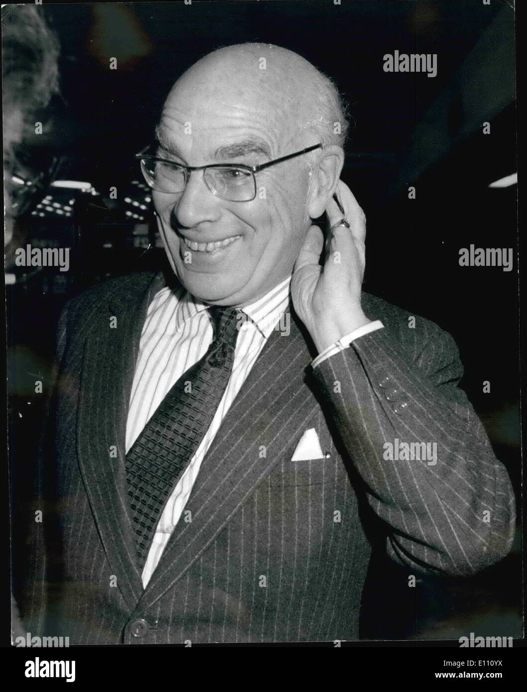 12. Dezember 1974 - ich nicht aufhören, sagt Herr STOKES. Herr Stokes letzte Nacht entlassenen Spekulationen, das er wäre gezwungen, Rücktritt als Vorsitzender der British Leyland, als er von Kairo zurückkehrte. Er sagte: "ich habe nicht die Absicht, dies zu tun. Ich bin wunschlos glücklich, wie ich bin. Das Unternehmen ist nicht pleite. Wir sind einfach in einem zyklischen Rückgang und wir kommen aus ihm heraus. " Foto zeigt:-Herr Stokes abgebildet, als er gestern Abend von Kairo zurückkehrte. Stockfoto