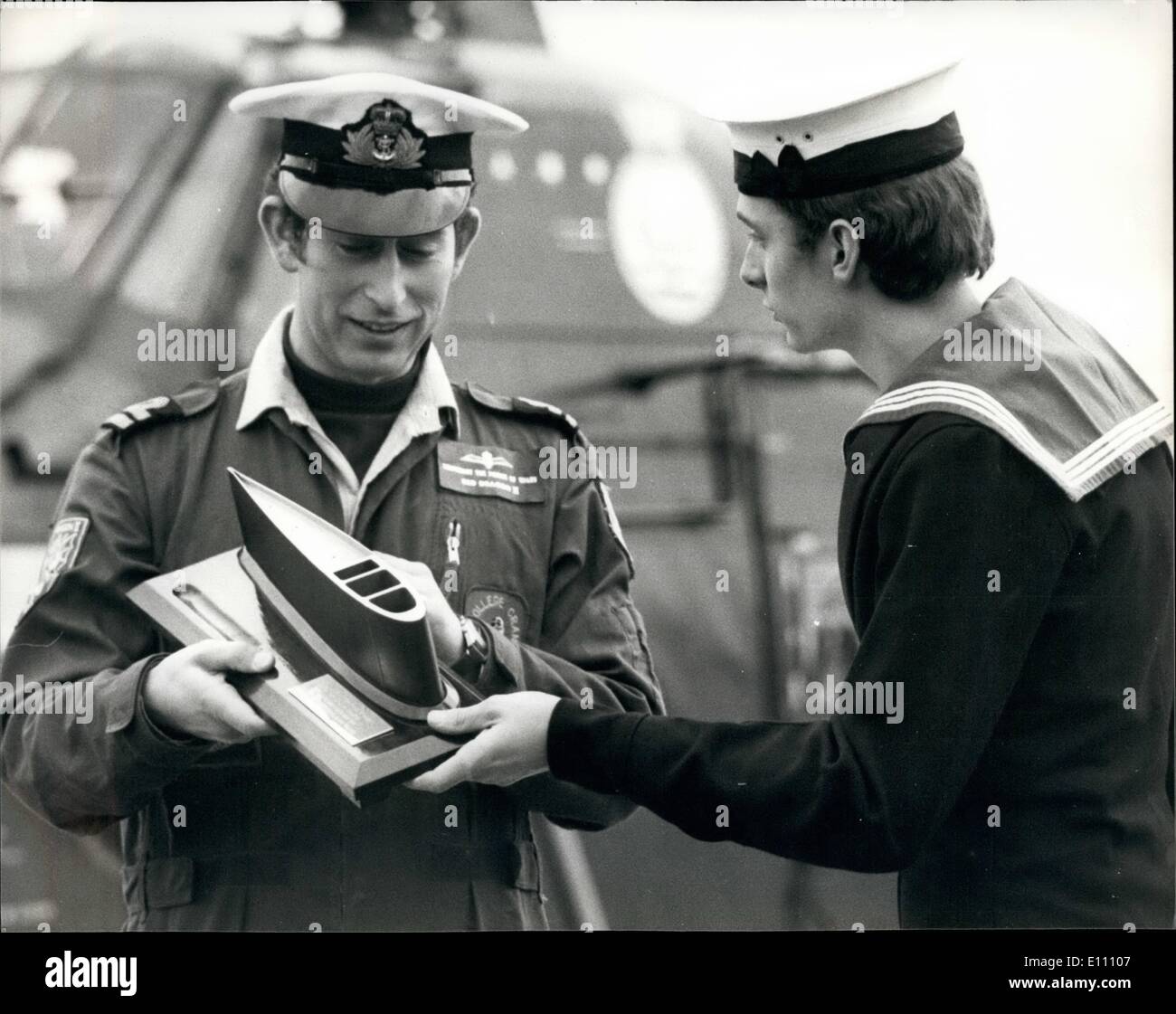 12. Dezember 1974 - führte Prinz CHARLES führt REVAL Hubschrauber DURCHFLUG Leutnant der Prince Of Wales heute einen massierten Überflug der Marine Helocopters 707 Squadron der Royal Naval Air Station Yeovilton, Somerest. Anlass war das Geschwader 10.. Jubiläum, das auftritt, in der letzten Woche seines Studiums mit dem Flest-Luft-Arm. Nach dem Überflug der Squadian eine Präsentation gemacht, Prinz Charles zum Ende seiner Ausbildung Peroid markieren, in dem er einen vollqualifizierten Wessex 5 Hubschrauber geworden ist pilot der Royal Navy Stockfoto