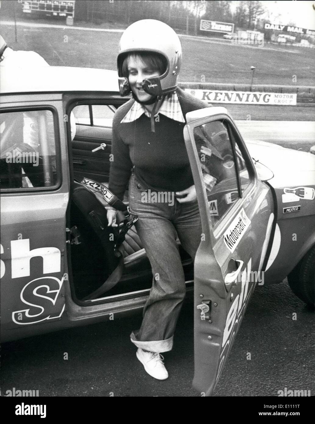 3. März 1975 - Lady Jane Praktiken für Charity-Rennen in Brands Hatch: Prinz Charles Freund, Lady Jane Wellesley, wird ihr Motorsport-Debüt in einer Sport-Champions-Charity-Rennen in Brands Hatch am 16. März, und sie übte heute. Die zehn-Runden-Rennen zugunsten der Funken - in denen sie fahren eine neue 100 km/h Ford Escort Sport - ist eine Unterstützung, die British Airways Daily Mail Race of Champions. Foto zeigt Lady Jane Wellesley Schritte von ihrem Ford Escort Sport nach dem Training in Brands Hatch heute. Stockfoto