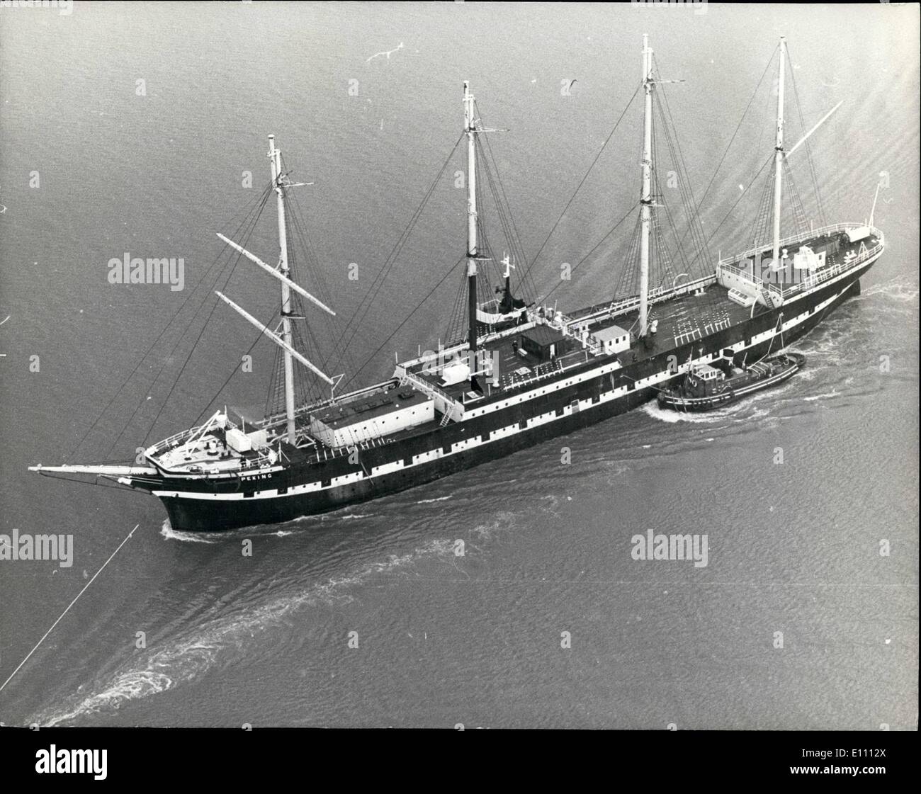 3. März 1975 - Arethusa geschleppt zu Woolwich.: das Segeln Schiff Arethusa, für die letzten 40 Jahre Schulschiff vertäut am Medway in der Nähe von Rochester, abgeschleppt nach Woolwich gestern für Reparaturen vor ihrer Reise nach New York, wo sie ein schwimmendes Museum werden. Jetzt Peking, das Deutsch - umbenannt wurde gebaute Schiff durch die Shaftesbury Häuser für £70.000 verkauft. Stockfoto