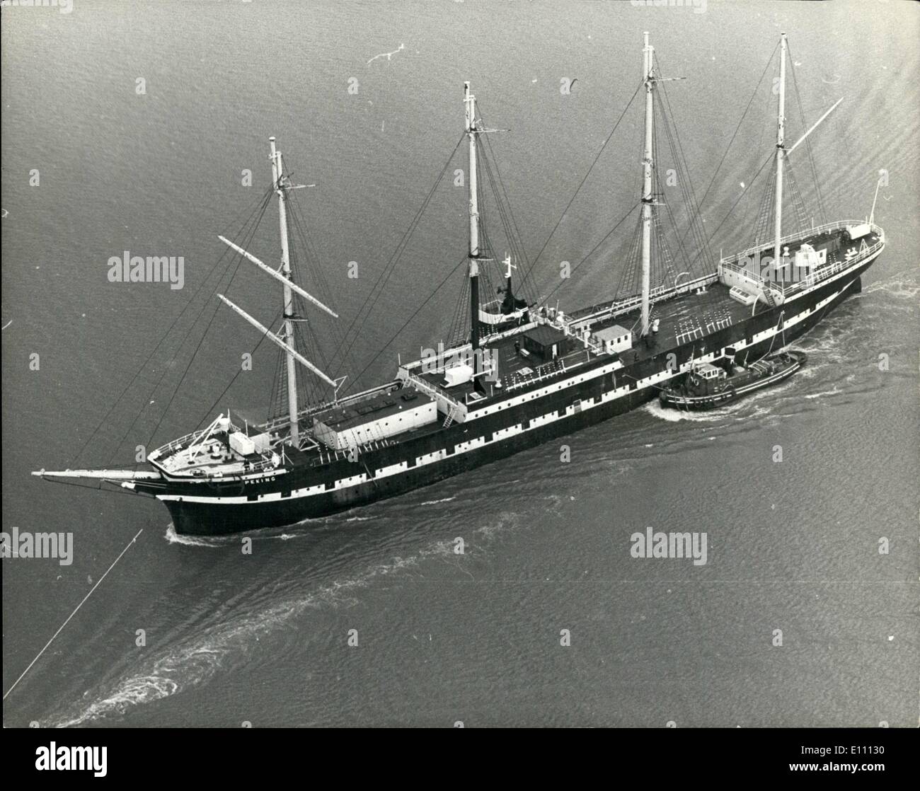 3. März 1975 - Arethusa in Woolwich geschleppt. Das Segeln Schiff Arethusa, für den letzten 40 Jahren ein Schulschiff vertäut am Medway in der Nähe von Rochester, nach Woolwich für Reparaturen vor ihrer Reise nach New York, wo sie ein schwimmendes Museum werden, abgeschleppt. Jetzt die Peking umbenannt, wurde das deutschen gebaute Schiff durch die Shaftesbury Häuser für £70.000 verkauft. Stockfoto