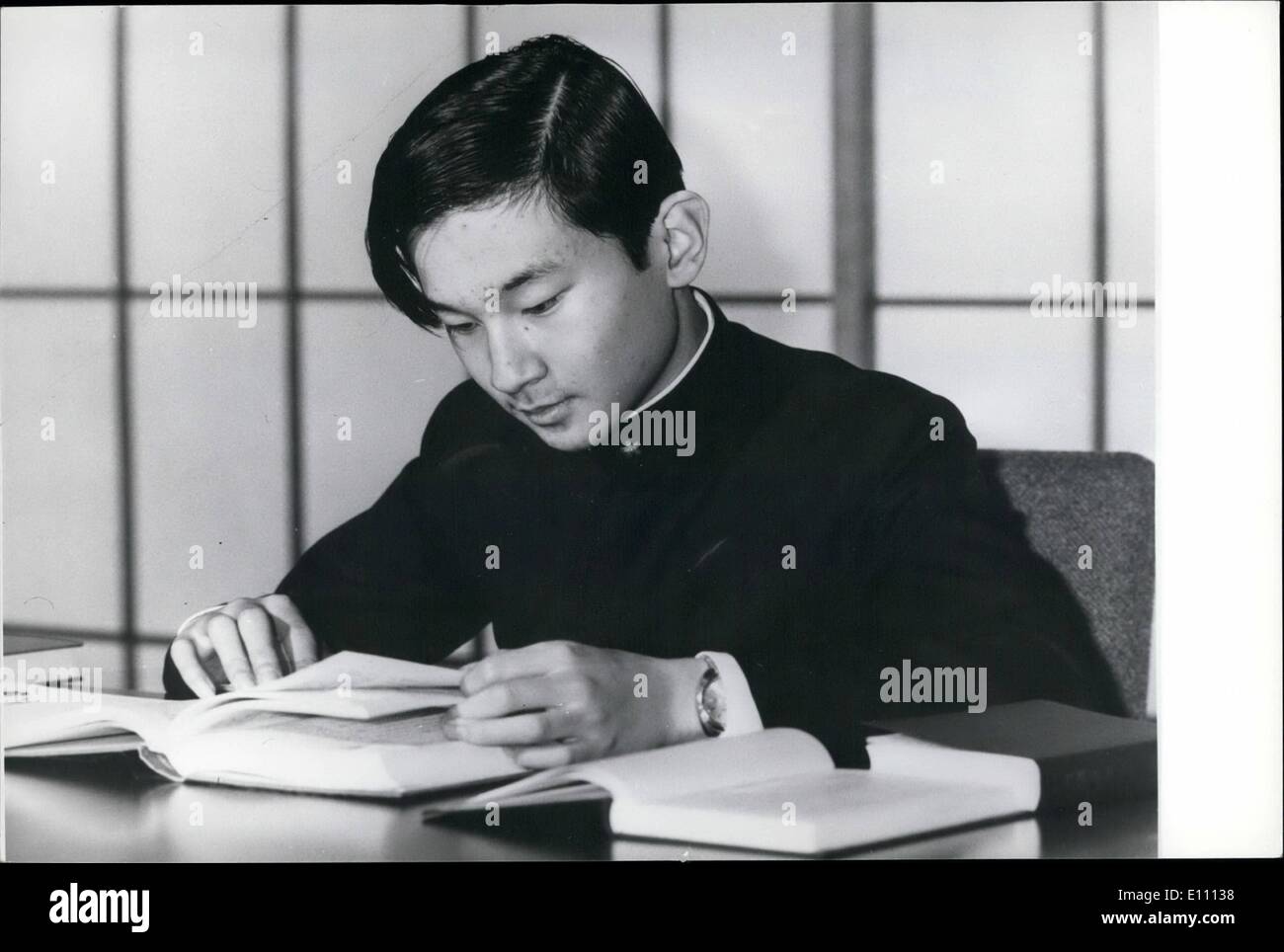 3. März 1975 - 15. Geburtstag für japanischen kaiserlichen Prinzen. Prinz Hiro, ältester Sohn von Kronprinz Akihito und Prinzessin Michiko von Japan, der gerade seinen 15. Geburtstag, in Tokio gefeiert hat, zeigt seinen Unterricht an der Tōgu-Palast zu studieren. Stockfoto