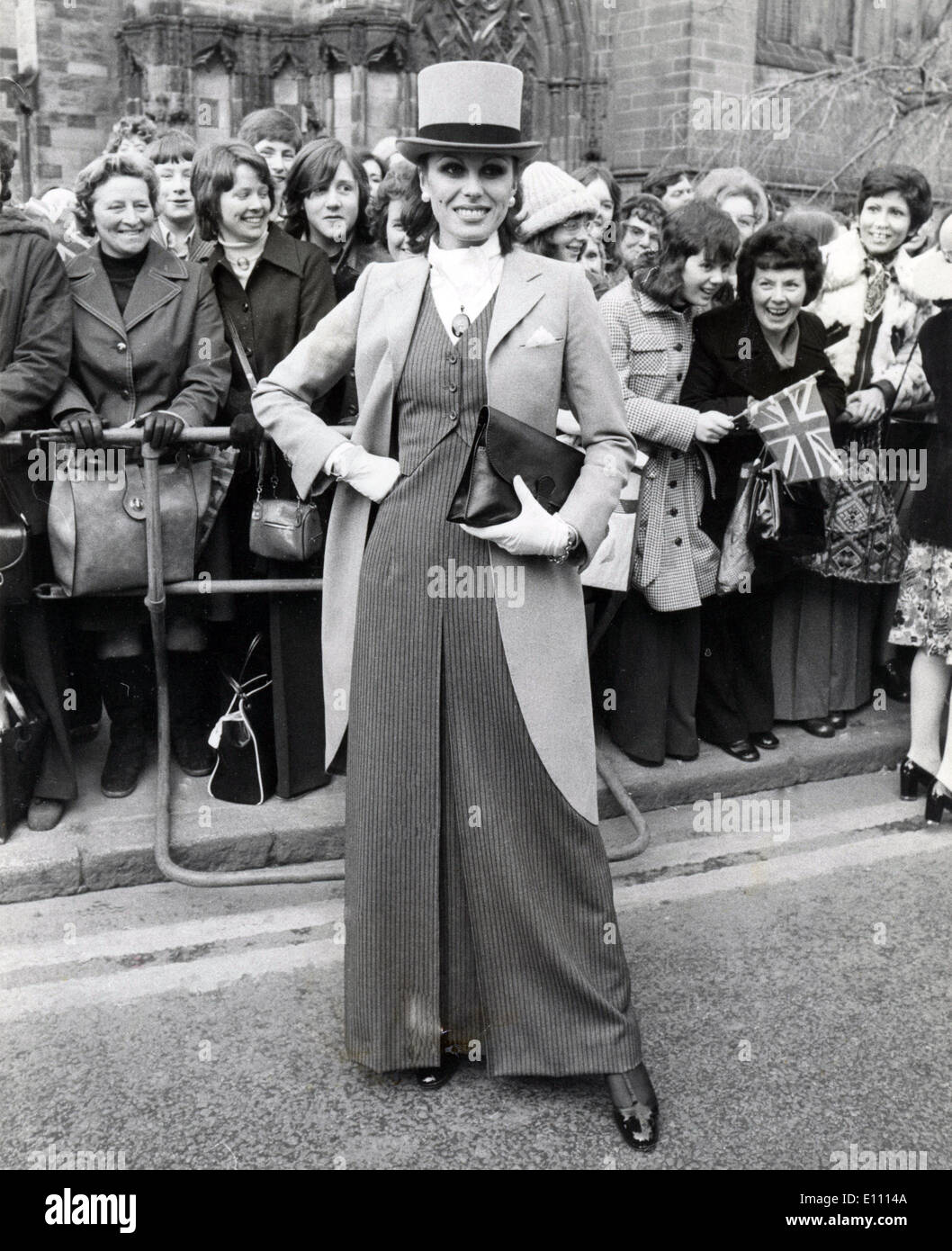 10. März 1975 - London, England, Vereinigtes Königreich - Schauspielerin JOANNA LUMLEY und Ex-Freundin des Bräutigams, die Show gestohlen, als sie ankam, trägt einen Frack und Zylinder für die Hochzeit von Earl of Lichfield und Lady Leonora Grosvenor. Stockfoto