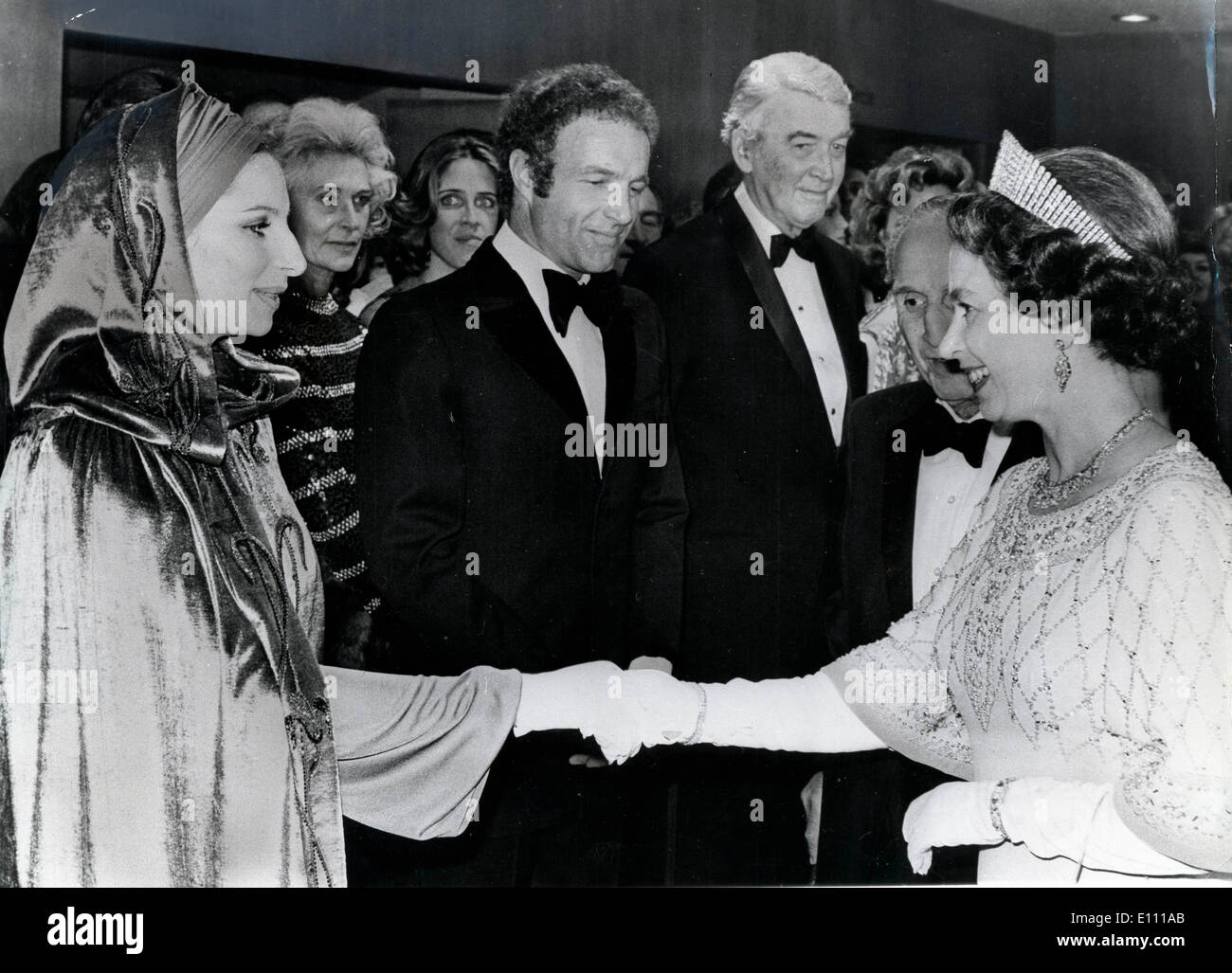 Elizabeth II trifft, Barbra Streisand und James Caan Stockfoto
