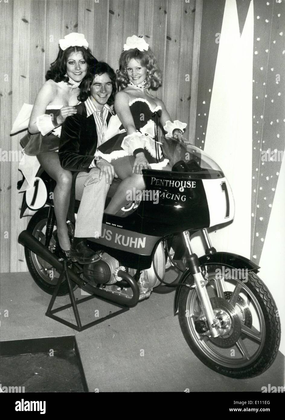 1. Januar 1975 - Racing & Sporting Motorrad Show.: Sitzt auf der BMW Rennmaschine, gesponsert von der Penthouse-Club ist Barry Sheen, 750cc Europameister und Penthouse Pets, Emma Bryant (links), von Kingston auf Themse und Jill Kemp von Lewisham im Rennsport und sportliche Motorcycle Show, was morgen bei der Royal Horticultural Society-alte und neue Hallen, Westminster eröffnet. Stockfoto