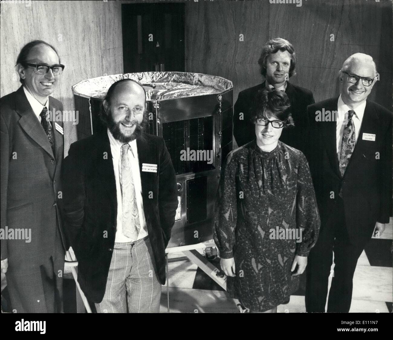 4. April 1975 - wissenschaftliche Ergebnisse von ARIEL-5 Großbritannien erste RÖNTGENASTRONOMIE Satellit ARIEL-5 erweist sich als einen sehr erfolgreichen Satelliten und einige spannende Ergebnisse aus Experimenten an Bord gewonnen wurden heute die beteiligten Wissenschaftler besprachen ihre Experimente und die Ergebnisse, die sie, während der Satellit e einen ersten sechs Monate im Orbit erhalten haben. Es startete am 15. Oktober 1974 Foto zeigt fünf der Wissenschaftler auf der heutigen Pressekonferenz im State House, High Holborn, sie sind (L Stockfoto