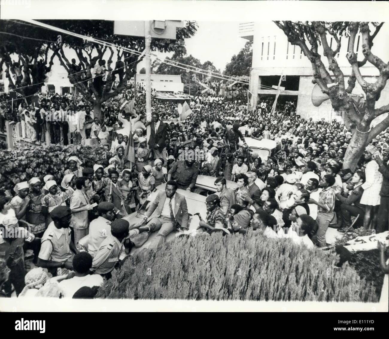 3. Januar 1975 - Dr. Savimba gegeben, große herzlich willkommen bei der Ankunft in Angola.: Dr. Jonas Maltheiro Savimba, der Führer der Befreiungsbewegung UNITA (Uniao Nacional Para a Independencia Total de Angola), der einer der wichtigsten Persönlichkeiten der Austral afrikanischen, erhielt eine enorme willkommen als er ankam vor kurzem in Nova Lisboa, Angola, der größten Portugals afrikanischen Provinzen, erhält seine Unabhängigkeit am 11. November dieses Jahres. Dr Stockfoto