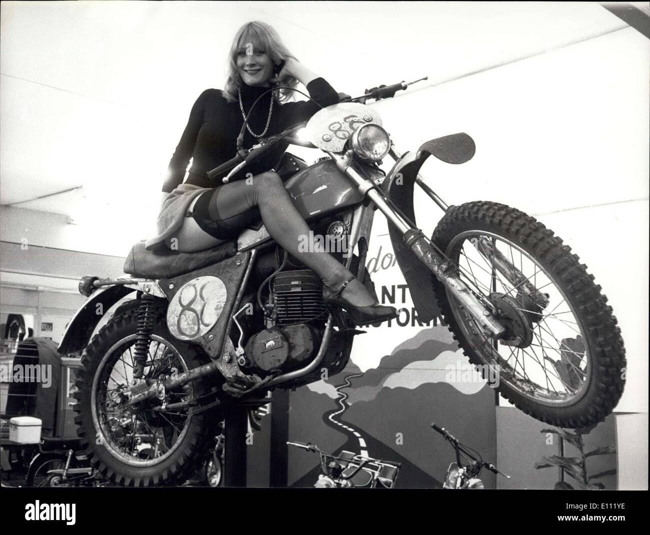 3. Januar 1975 - Racing & Sporting Motorcycle Show: Foto zeigt, die Modell Vikki Howard auf der Caballere 125 '' Scrambler'' auf der Racing & sportliche Motorrad Show, die morgen bei der Royal Horticultural Society-alte und neue Hallen öffnet sitzt, Westminster.This Maschine ist unter Auswertung und hat noch kein Preis fest. Stockfoto