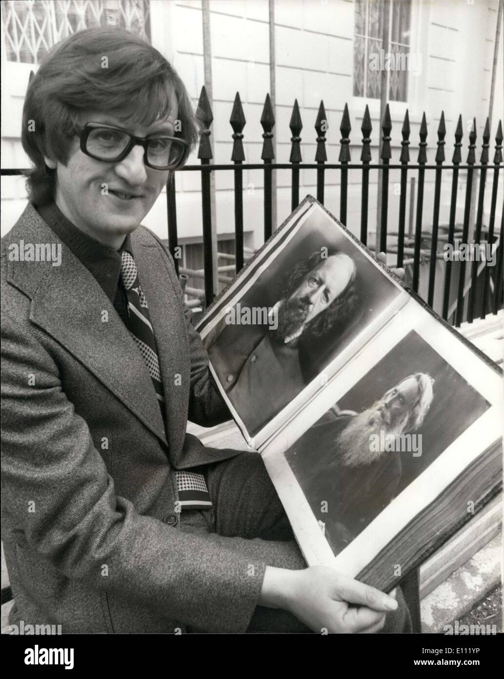7. Januar 1975 - Appell an Album von Fotografien zu halten: die Fotografie sponsert einen Appell abzielen, das 52.000 - die Summe Stockfoto