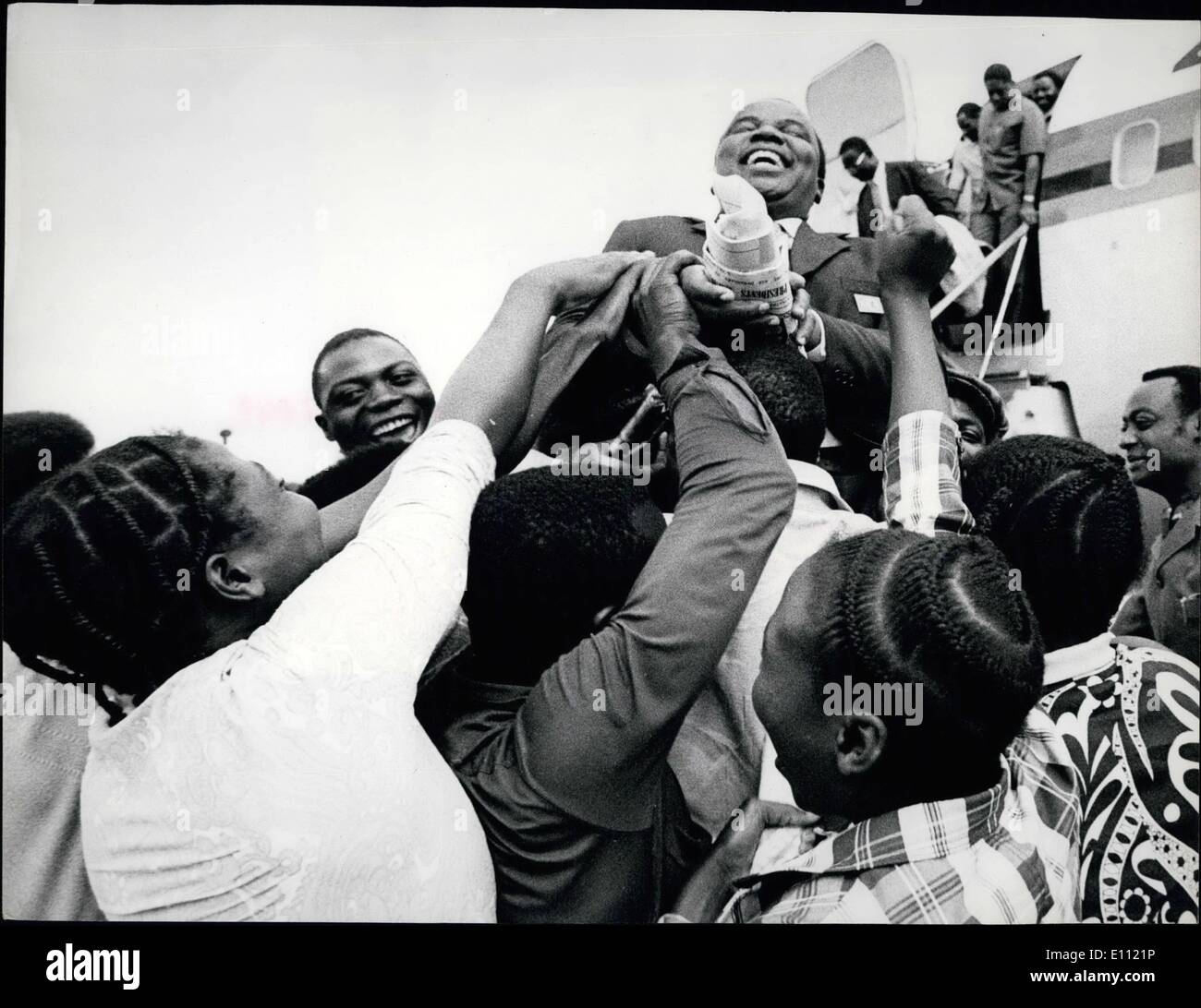 4. April 1975 - veröffentlicht Pfr. Sithole Form Inhaftierung von Smith Regime zu der Sitzung der O.a.u Pfr. Ndabaningi Sithole, Führer der ehemaligen Simbabwe (Rhodesien) African national Union (Zanu), wurde Gefängnis und Deterntion release früher im Jahr 1975. Nur war für ein paar Wochen frei er aber vor dem Smith Regime ihn wieder in Haft unter dem Vorwurf der Verschwörung angeblich gegen seine Kollegen Nationalisten setzen Stockfoto