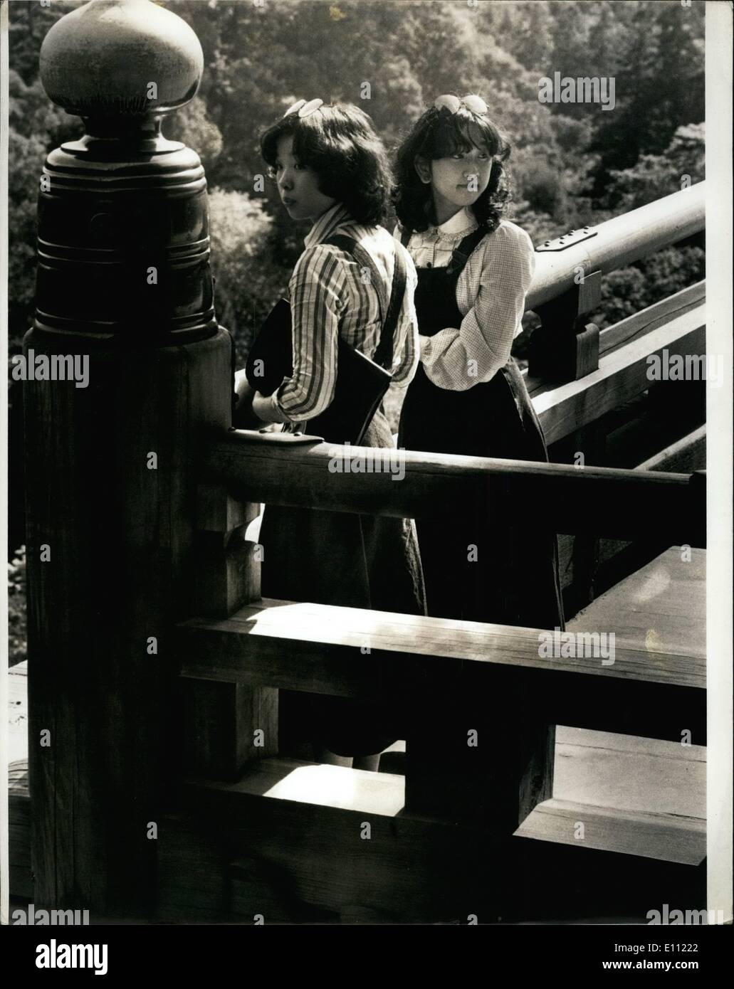 4. April 1975 - japanische Studenten besuchen einen alten Schrein in Kyoto Japan (gekleidet in Denim-Röcke) ne Stockfoto